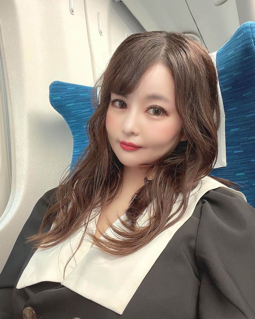 水原乙のインスタグラム：「・ ・ 久しぶりに大阪へ行ってきます🚅 みさとちゃん、巻き髪ありがとう🌸 ・ ・ 🌹 ・ ・ #大阪 #新幹線 #ロングヘア #前髪 #巻き髪 #ビキニ #撮影 #グラビア #グラドル #あざとい系女子 #あざとい #水原乙 #インスタグラマー #インフルエンサー #好可爱 #卡哇伊 #可愛 #맞팔 #sexybody #sexyhot #instagravure #tagsforlikes #YouTube #YouTuber #japanesegirl #asianbeauty」