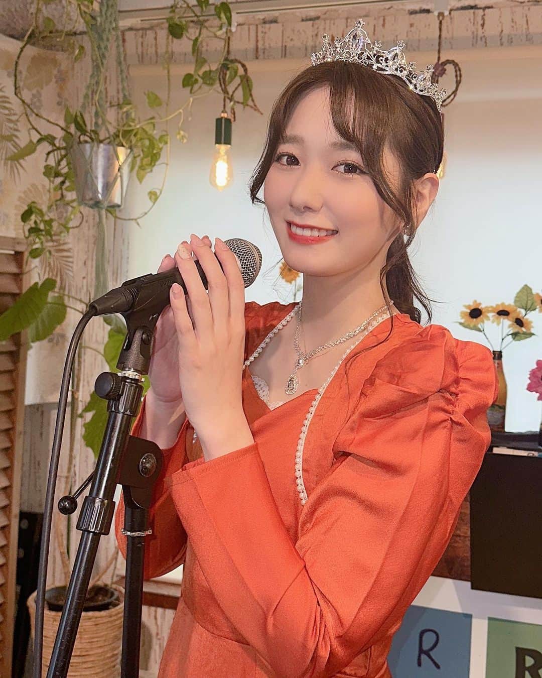 西村彩有里のインスタグラム：「お誕生日会🎂 AGOで生誕祭を開催しました☻ お誕生日会って感じのほっこりアットホームなライブでした🫶🏻  こんなにAGOでイベント組むならもう少し可愛い名前にしておけばよかったって思ったよね😂😂  元々同じグループで、今は一人一人活動してて、こうして集まったらお馬鹿さんな会が開けるのすごく嬉しい🫶🏻🫶🏻🥰  出会ってくれてありがとう！ #生誕祭#agoagospring #レトロ#レトロコーデ#新春シャンソンショー」