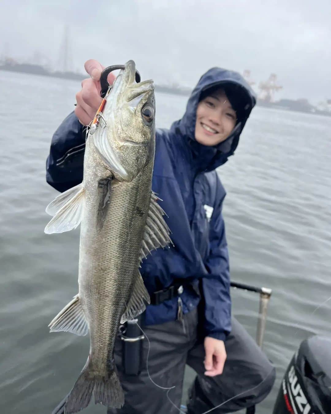 外山将平のインスタグラム：「本日は林遊船さんへ🐟 いつもありがとうございます。 雨に打たれながらタフコンディションでも､楽しさが勝ちます🎣 しかし寒い。。  　　　　　　　　　　　　　　　　　　　　　　　　　　　　　　【タックルデータ】　　　　　　　　　　　　　　　　　　　　　　 ［ロッド］BlueBlue　HENNIHARU 77M(プロト)　　　　　　　　　　　　　　　　　　　　　　　　 ［リール］DAIWA　18 イグジスト LT4000-CXH　　　　　　　　　　　　　　　　　　　　　　　　　　 ［スプール］STUDIO OCEAN MARK　NO LIMITS 18EX4000SS/S　　　　　　　　　　　　　　 　　　　　　　　　　　　　　　　　　　　　　　　　 　　　　　　　　　　　　　　　　　　　　　　　　　　 #BlueBlue #アングラーズマイスター　　　　　　　　　　　　　　　　　　　　　　　　　　　　　　　 #TOKYO　　　　　　　　　　　　　　　　　　 #STUDIOOCEANMARK #トレイシー　　　　　　　　　　　　　　　　　　　　　　　　　 #林遊船　　　　　　 　　　　　　　　　　　　　　　　　　　 　　　　　　　　　　　　　　　　　　　　　　　　　 　　　　　　　　　　　　　　　　　　　　　  ◆釣りにかかわらず､出たゴミは持ち帰りましょう！ 一人一人の意識で自然は守れます。 釣り場､自然を大切に🐟　　　　　　　　　　　　　　　　  ◆キャスト時は必ず後方確認をして ルアーや針が歩行者､同行者に当たらないようにしましょう。　　　　 　　　　　　　　　　　　　　　　　　　　　　　　　　　　　　 ◆釣り際はライフジャケット着用をお願い致します。　　　　　　　 命を守りましょう！　　　　　　　　　　　　 　　　　　　　　　　　　　　　　　　　　　 ◆YouTube⇩(始めました！チャンネル登録お願いします😊) https://youtube.com/channel/UC07x3DbJCNv_gAFvAjaWQMQ　　　　　　　 　　　　　　　　　　　　　　　　　　　　　  ◆アングラーズ↓🎣 将平(syohei) https://anglers.jp/users/530231 こちらもチェックお願い致します🐟　　　　　　　  ◆Twitter↓ https://mobile.twitter.com/syohei_1108 こちらもフォロー宜しくお願い致します！🙇‍♂　　　　　 　　　　　　　　　　　　　　　　　　　　　　　　　　　　　　　　　　　　　　　　　　　　　　　 　　　　　 　　　　　　　　　　　　　　　　　　　　 　　　　　　　　　　　　　　　　　　　　　　　　　　　　 #今日の外山 #俳優 #外山将平  #釣り好きな人と繋がりたい #釣りスタグラム #シーバス #東京湾奥 #釣りの成長記録 #釣りで人生を豊かに  #fishing #lurefishing #lure #bass #catchandrelease #fish #fishinglife #bigfish #lunker #angling #instafish  #bassfishing #seabass」