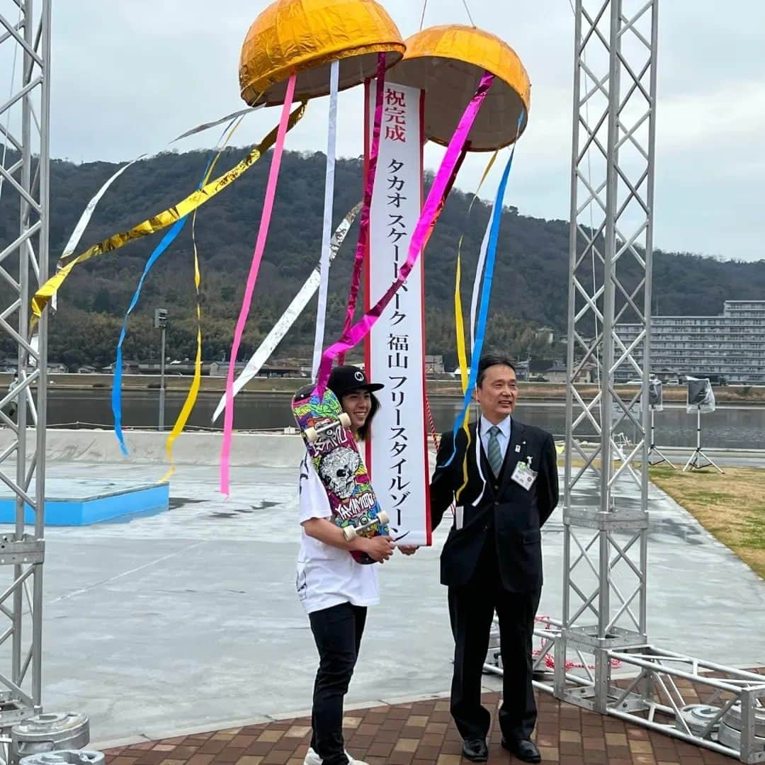 山本勇さんのインスタグラム写真 - (山本勇Instagram)「先週、広島県福山市エフピコアリーナふくやまの３周年記念イベント「Urban Sports Festival」にて行われた「Urban Sports Show」にteam Good Skates のメンバーとして出演してきました。 それに先駆けて、すぐそばにオープンした芦田川かわまち広場スケートボードパークの杮落としにも出席し、１０分間のデモを披露しました。 前日から雨が心配でしたがなんとか持つだろうと思いきや、当日朝には絶望的な感じに… しかし、市の関係者のみなさんが、何とか開催できるようにと濡れた路面を拭いたり乾かしたりと大変な苦労をしてくださり、どうにか滑れる状態になりました。 多少濡れたところもあるのであまり無理のないトリック構成になりましたが、ほぼノーミスで１０分のデモをやり切ることができました。 市の皆さまのご尽力に感謝いたします。  そして、メインイベントでは、インラインスケートの@takeshiyasutoko さん、@yoshiki130130 君、 @sportsloverkaho さん、BMXフラットランドの@yorkuno さんと一緒に、午前午後の２度のショー。ソロパートや異ジャンルコラボを交えた構成で、最後は全員同時に圧巻のパフォーマンス！ ショーのあとはサイン会や写真撮影もあり、お客様にも喜んでいただけました。 素晴らしいメンバーとともにパフォーマンスできて最高でした！✨  素晴らしい機会を下さった福山市スポーツ協会(@fukuyamasportsassoc )の皆様、@ascschool 様、サポートいただいている@goodskates_inc 様、総指揮をしてくださった@eitoyasutoko さん、全てでMCをしてくださった@natsu.yasui さん、お疲れさまでした、そしてありがとうございました。  こちらの動画はYoutube(チャンネル: ISAMUism)にアップしました。bioからもどうぞ！  ソロのパフォーマンスはこのあとこちらに投稿します。」3月26日 15時31分 - isamuism