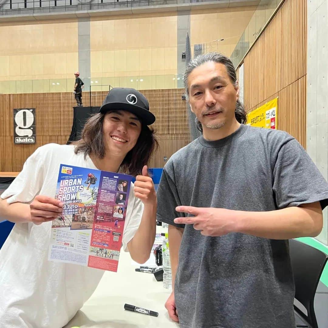 山本勇さんのインスタグラム写真 - (山本勇Instagram)「先週、広島県福山市エフピコアリーナふくやまの３周年記念イベント「Urban Sports Festival」にて行われた「Urban Sports Show」にteam Good Skates のメンバーとして出演してきました。 それに先駆けて、すぐそばにオープンした芦田川かわまち広場スケートボードパークの杮落としにも出席し、１０分間のデモを披露しました。 前日から雨が心配でしたがなんとか持つだろうと思いきや、当日朝には絶望的な感じに… しかし、市の関係者のみなさんが、何とか開催できるようにと濡れた路面を拭いたり乾かしたりと大変な苦労をしてくださり、どうにか滑れる状態になりました。 多少濡れたところもあるのであまり無理のないトリック構成になりましたが、ほぼノーミスで１０分のデモをやり切ることができました。 市の皆さまのご尽力に感謝いたします。  そして、メインイベントでは、インラインスケートの@takeshiyasutoko さん、@yoshiki130130 君、 @sportsloverkaho さん、BMXフラットランドの@yorkuno さんと一緒に、午前午後の２度のショー。ソロパートや異ジャンルコラボを交えた構成で、最後は全員同時に圧巻のパフォーマンス！ ショーのあとはサイン会や写真撮影もあり、お客様にも喜んでいただけました。 素晴らしいメンバーとともにパフォーマンスできて最高でした！✨  素晴らしい機会を下さった福山市スポーツ協会(@fukuyamasportsassoc )の皆様、@ascschool 様、サポートいただいている@goodskates_inc 様、総指揮をしてくださった@eitoyasutoko さん、全てでMCをしてくださった@natsu.yasui さん、お疲れさまでした、そしてありがとうございました。  こちらの動画はYoutube(チャンネル: ISAMUism)にアップしました。bioからもどうぞ！  ソロのパフォーマンスはこのあとこちらに投稿します。」3月26日 15時31分 - isamuism