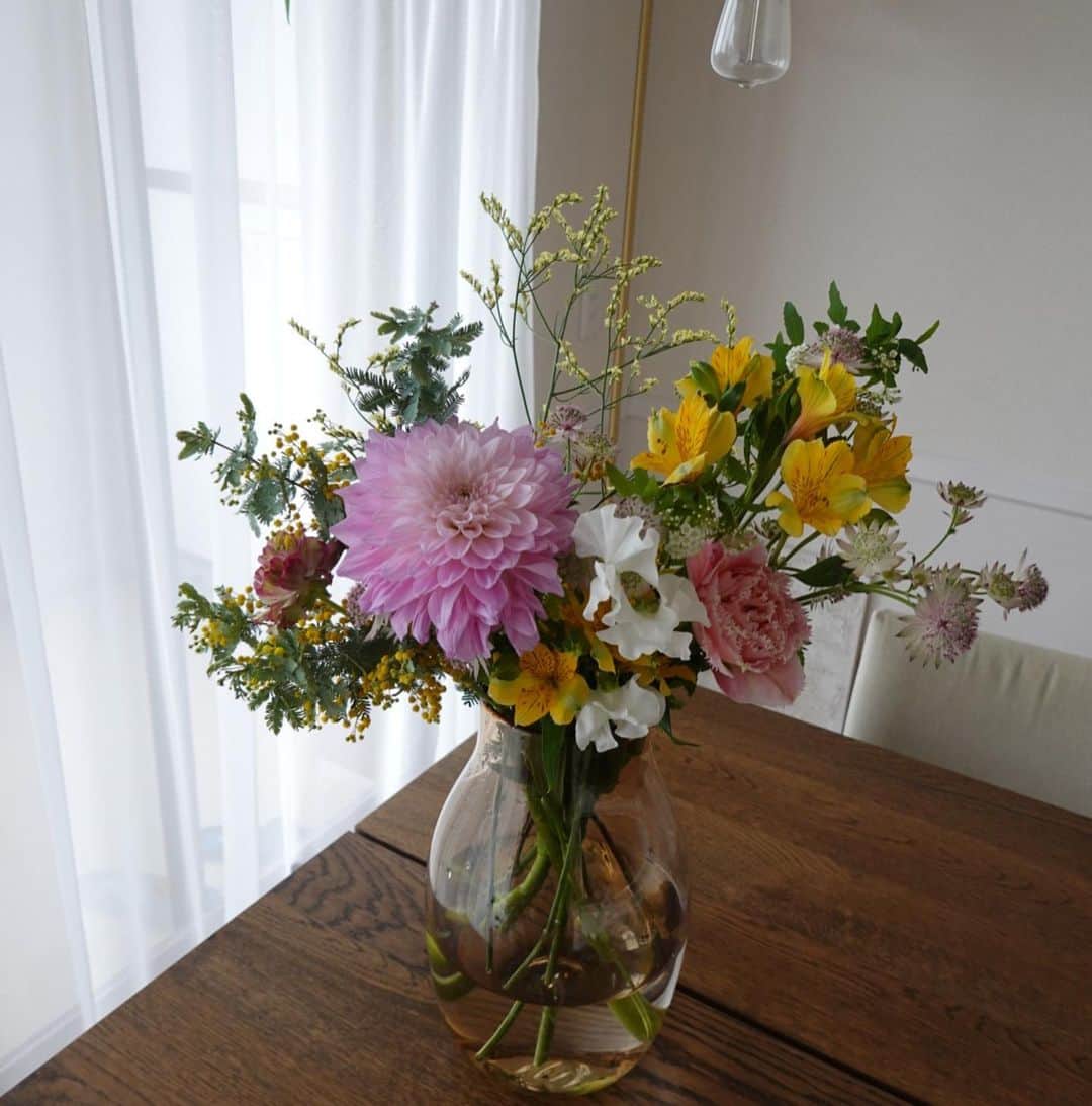小嶋梨奈さんのインスタグラム写真 - (小嶋梨奈Instagram)「先日結婚して1年を迎えました。 帰ってくるなり照れながら 大きな花束をプレゼントしてくれた👱‍♂️  これまでも喧嘩のたびに夫はお花を買ってきてくれて どよんだ部屋はたちまち彩られ 2人の心を浄化してくれたお花たち...笑 記念日はこの1年の集大成のような、 色鮮やかで元気いっぱいの花束でした😂 ありがとう。 セトモノ同士ですが2年目は 少し柔らかくなれるように..（みつを先生の教え）」3月26日 15時34分 - corina_718