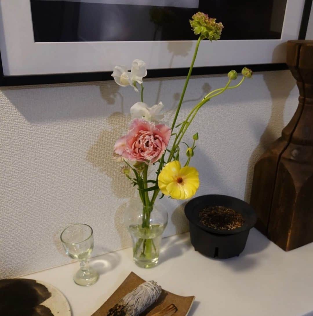 小嶋梨奈のインスタグラム：「先日結婚して1年を迎えました。 帰ってくるなり照れながら 大きな花束をプレゼントしてくれた👱‍♂️  これまでも喧嘩のたびに夫はお花を買ってきてくれて どよんだ部屋はたちまち彩られ 2人の心を浄化してくれたお花たち...笑 記念日はこの1年の集大成のような、 色鮮やかで元気いっぱいの花束でした😂 ありがとう。 セトモノ同士ですが2年目は 少し柔らかくなれるように..（みつを先生の教え）」