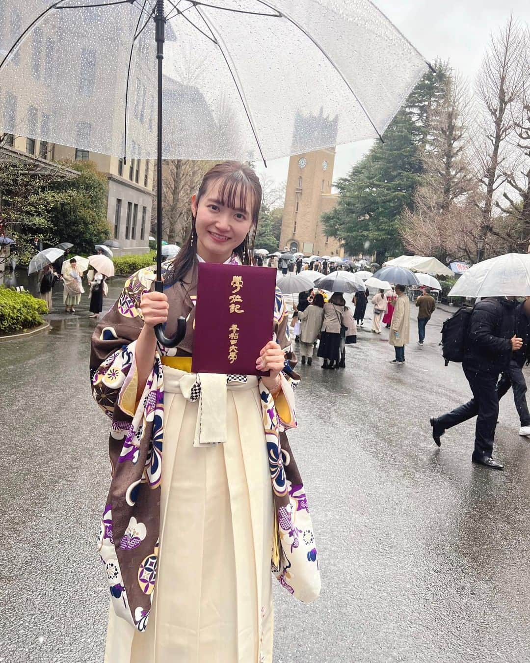 中元日芽香さんのインスタグラム写真 - (中元日芽香Instagram)「5年間在籍した大学をこの春卒業しました！ ⁡ 社会人として仕事をしながら学んでいる学生さんが周りには多かったので、自ら意欲的に学ぶ姿に私も良い刺激をいただきました。 ⁡ 一緒に研究をしたゼミの皆さん、 勉学を応援してくれた仕事関係者の皆さん、 家族のみんな、 そして投稿を見てくださっている皆さん いつも本当にありがとうございます！ ⁡ ここからがスタートという新たな気持ちで 益々お仕事頑張ります。 ⁡ この春ご卒業された皆さん、 おめでとうございます💐」3月26日 15時38分 - himekanakamoto