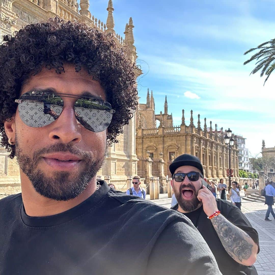 ダンテ・ボンフィム・コスタ・サントスのインスタグラム：「Vamossss @javiertorresgallego 🤝🏿🙏🏾🤩」