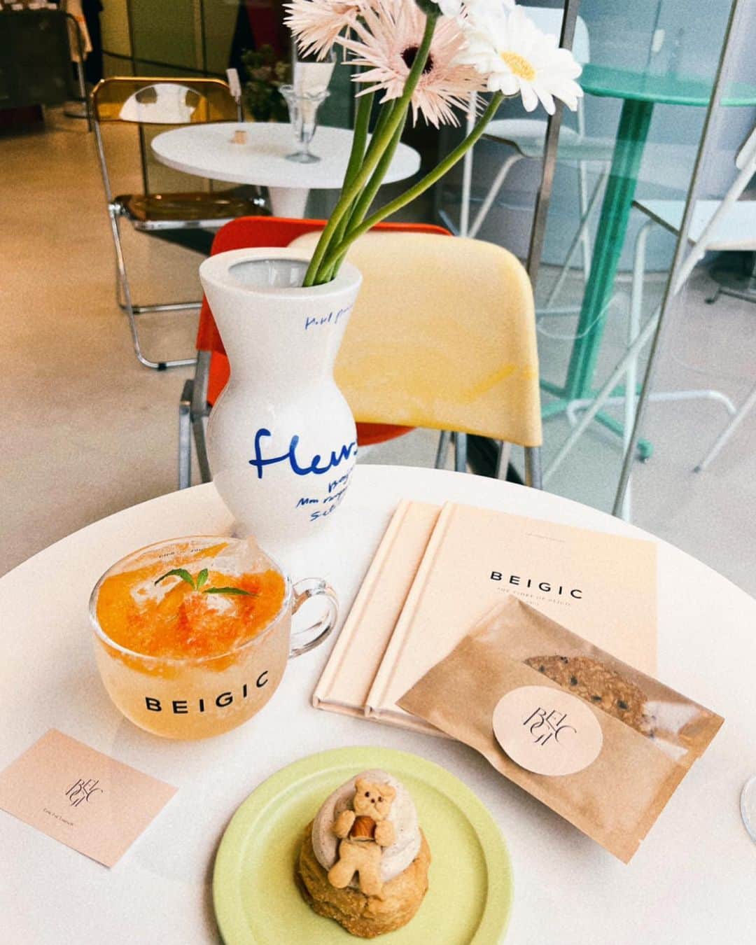 加藤美南のインスタグラム：「BEIGIC × ovgoBakerのコラボカフェ🌼🤍  BEIGICは人気の韓国コスメブランドでソウルにカフェもあって行きたいとおもっていたのです…カフェメニューもめっちゃ可愛くてなにより美味しい上にオーガニックだった！ 3/31までの期間限定でラフォーレ原宿2階でやってるので皆さんぜひ💕  @cafe_beigic  @beigic_jp  @ovgo_official   誘ってくれてありがとうございます@aripon_kr 💕  #beigic #ovgobaker」