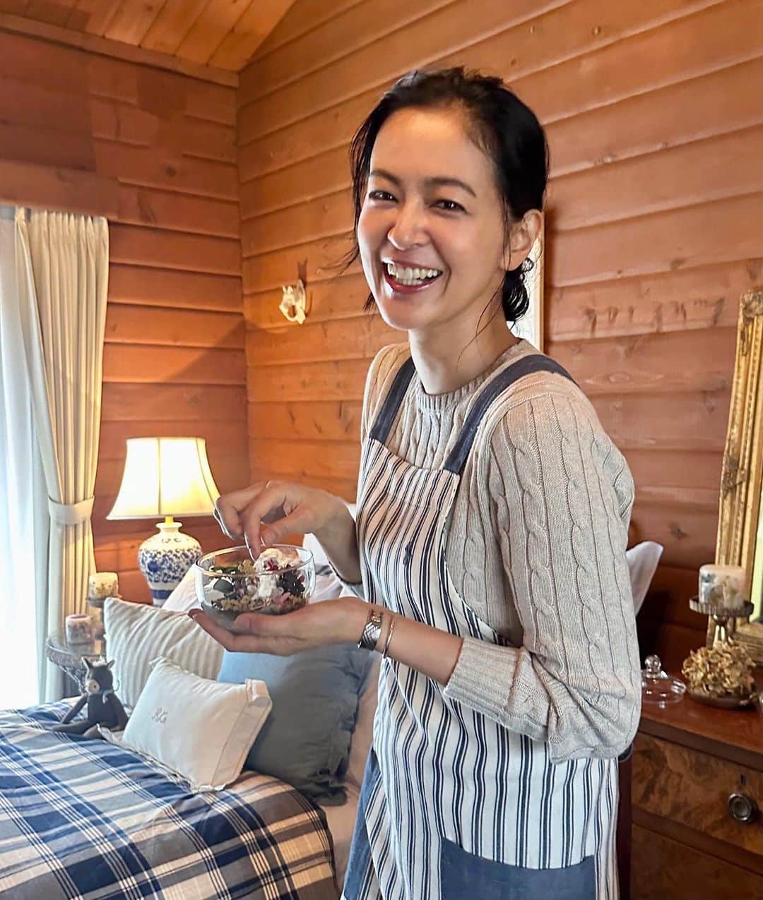 黒谷友香のインスタグラム：「皆さん、こんにちは😉 雨の日曜日ですが、いかがお過ごしですか？  今日、22時〜N H K B Sプレミアム プレミアムドラマ　『グレースの履歴』第2話がOA。  撮影は去年の秋口に、奈良や京都でロケ。 原作、脚本、演出の源孝志監督とは今回で2度目ですが、 またとても素敵な時間を過ごせて幸せでした。 原作の小説も素晴らしいので、お勧めです✨  皆さん、今夜はゆっくり「グレースの履歴」を お楽しみください😊  https://www.nhk.jp/p/ts/88ZGN5PJ1Q/  写真は去年のミモザをドライフラワーにしたポプリ。1年経っても綺麗で嬉しいわ😚  #ralphlauren#poloralphlauren#乗馬#馬#東京#tokyo#sdgs#ログハウス#着物#ハーブ#地球温暖化#ガーデニング#LOVOT #ラボット#mediaid#diy#日本#日産 #nissan#EV#日産ariya#ai#大鵬薬品工業#バップフォーレディ#エビス#プレミアムケアハブラシ#いち瑠#黒谷友香」