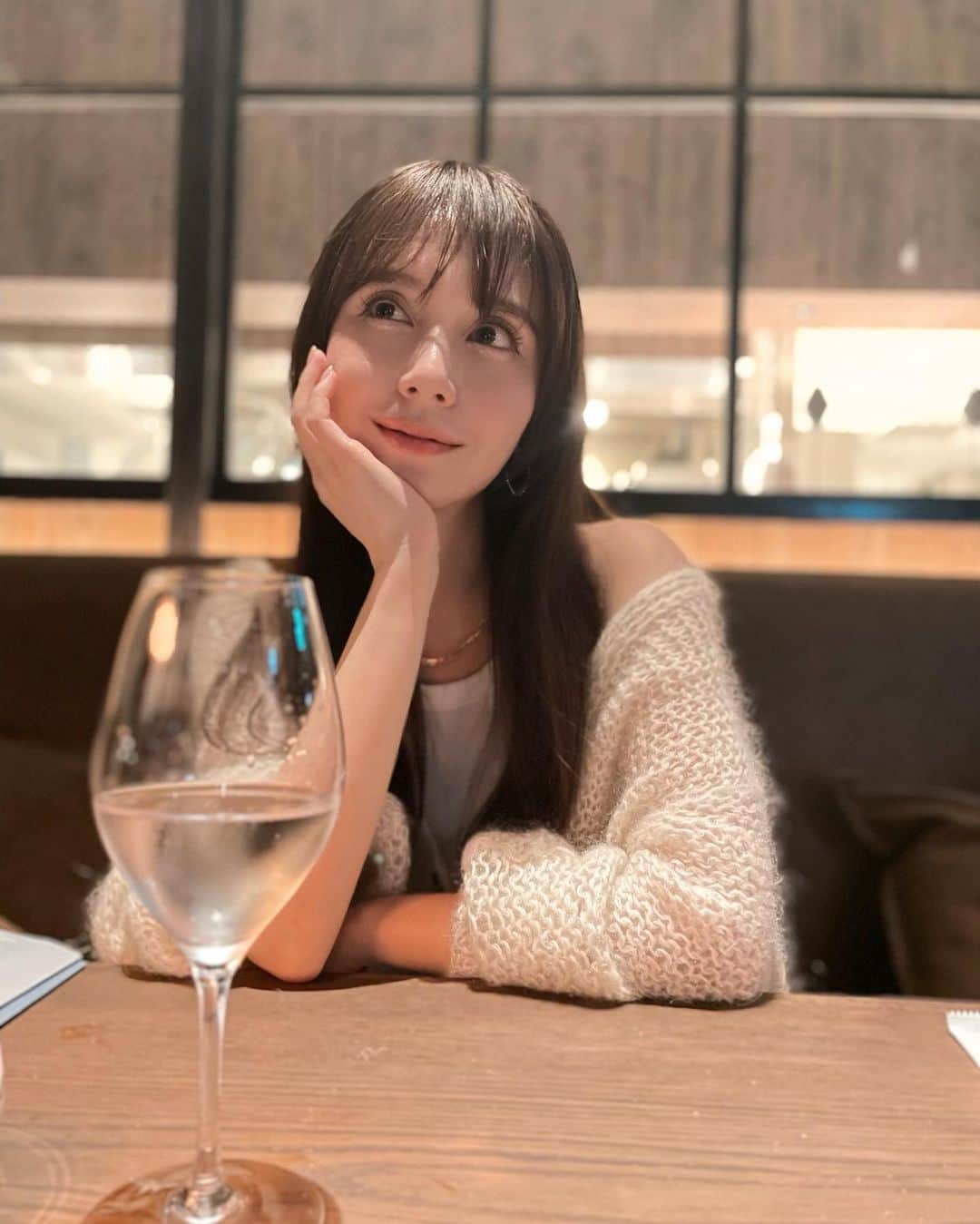 May J.のインスタグラム：「恵比寿ガーデンプレイスに新しくオープンしたブルーノート・プレイスに行ってきました🤍 ライブを見ながらゆっくりお食事できるって最高だね😋 全部美味しかったけど、ここのヌードルが一番ヒットした！！また食べたい🫶  #BlueNotePlace #雨でなかなかお花見できないねぇ」