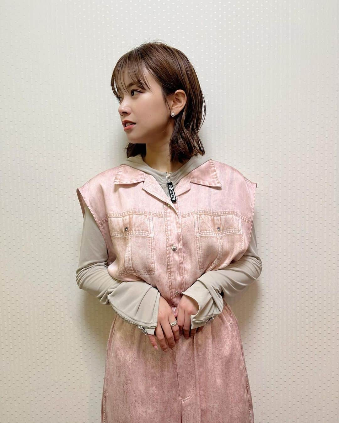 中川絵美里さんのインスタグラム写真 - (中川絵美里Instagram)「👗  先日の日テレスポーツチャンネル生配信の衣装。  即決のセットアップでした…！！  お花はスタイリストのマリエさんからいただいたもの。 毎回テンションの上がるお洋服やヘアメイクはもちろん、日々色んなケアをしてくださるチームに感謝です🤝  tops&pants @diesel   #衣装」3月26日 16時08分 - emiri_nakagawa