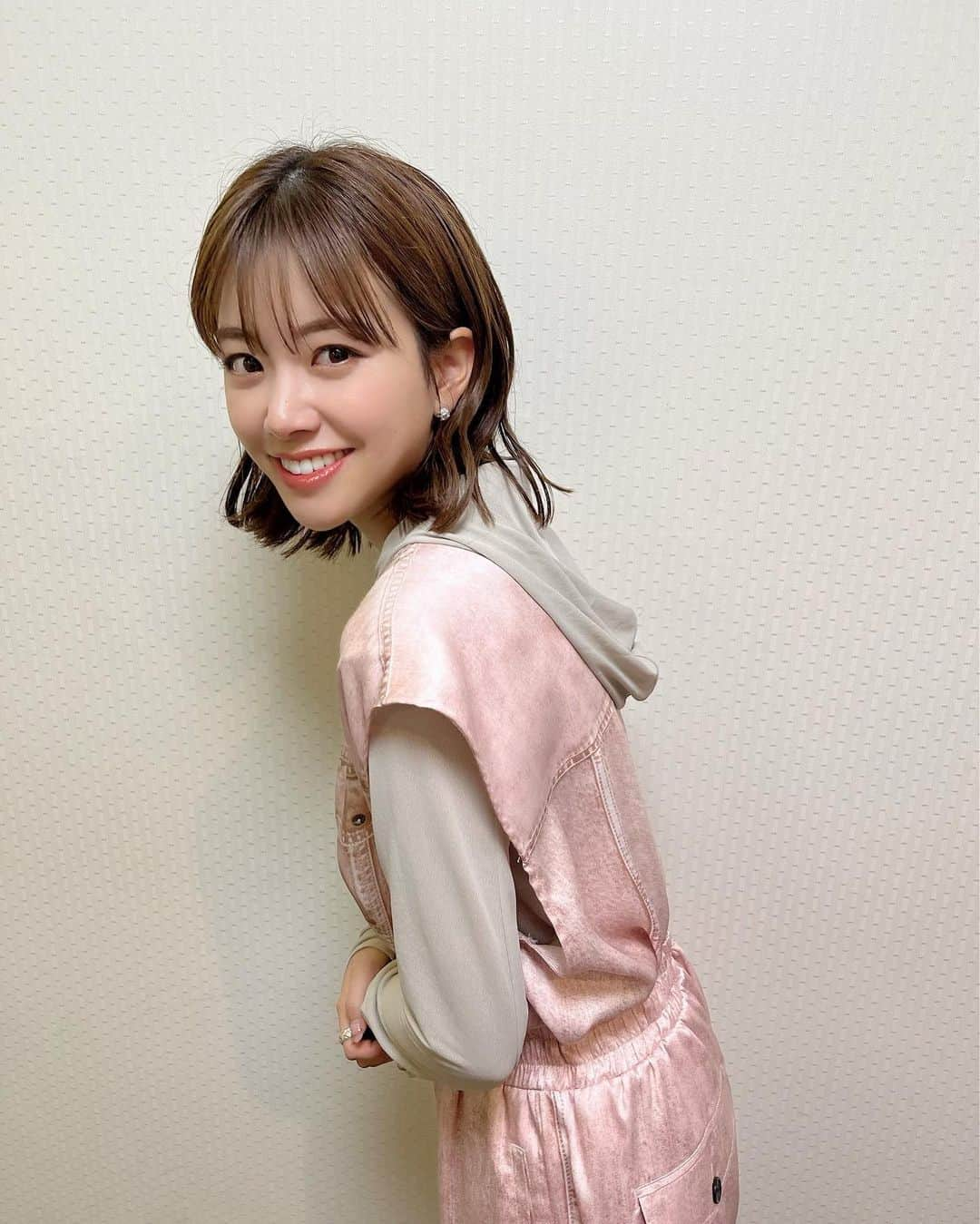 中川絵美里さんのインスタグラム写真 - (中川絵美里Instagram)「👗  先日の日テレスポーツチャンネル生配信の衣装。  即決のセットアップでした…！！  お花はスタイリストのマリエさんからいただいたもの。 毎回テンションの上がるお洋服やヘアメイクはもちろん、日々色んなケアをしてくださるチームに感謝です🤝  tops&pants @diesel   #衣装」3月26日 16時08分 - emiri_nakagawa