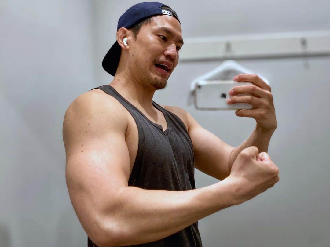 小柳心のインスタグラム：「ベンチ100kgでセット組めるようになったうれちい🥰 さすがに5分割はなんというか、損した気分になるので、4分割に変更！ 結果が楽しみ🔥  #小柳心 #コヤナギシン #俳優 #脚本家 #workout #bodymake #training」