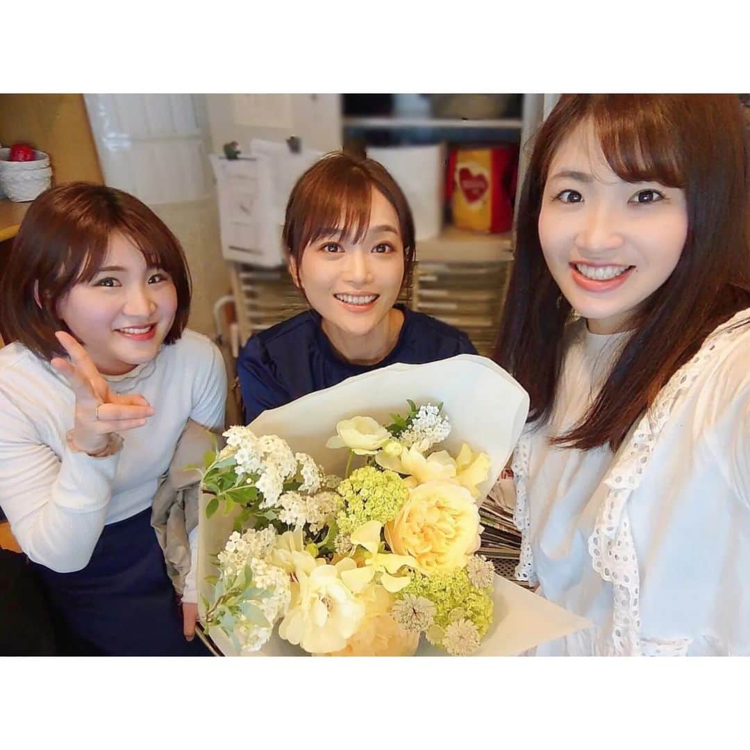 のインスタグラム：「村山アナが今日でFMヨコハマニュースアナを卒業🥲🎓🌸  先週、ニュースアナ全員からの花束を後藤アナと一緒にお渡ししてきました💐 久々に話せたのが嬉しくて1時間も居座ってしまった〜🤤 今日は横内アナ達が会いに行ってるかな？😘  みんなに愛された村山アナ…長い間お疲れ様でした😭❤」