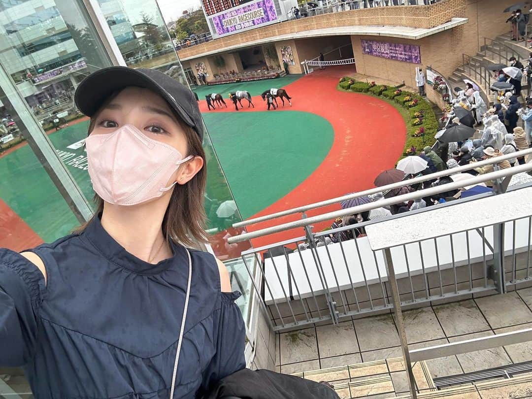 黒澤詩音のインスタグラム：「#G1 #高松宮記念  ファストフォース陣営の皆様、団野大成騎手、人馬ともの初G1タイトルおめでとうございます㊗️✨  8年ぶり？くらいの #中京競馬場 。12番人気と13番人気を買っているのに、2番人気を切りました。非常に黒澤らしいですね。  みなさんはどうでしたか？  #競馬 #keiba #競馬場 #umajo #馬券」