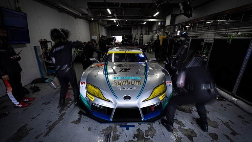 吉本大樹さんのインスタグラム写真 - (吉本大樹Instagram)「25-26 March 2023 #SuperGT official test in #Fujispeedway🗻 Rainy two days in Fuji done.  It was shame we didn’t have any dry session but wet test is also important and we now have better understanding in wet conditions.  Next stop > 2023 Round1 Okayama on 15-16 April🍑 2日間の富士テストを終えました。初日はまだ走れましたが2日目の雨量は安全に走りってデータ収集できる雨量ではありませんでした💦 足元の悪い中見に来てくれた多くのファンの皆さんにはあまり走っているところをお見せできず心苦しいです🙏🏻 今回のウエットテストで良くも悪くも見えてきた部分はあります。 さぁ次は開幕戦！ ドライで試したかったメニューが消化できなかったのは不安材料ですがそれはどこのチームも一緒でしょう。 手応えは感じています…！ 良いスタートダッシュ決めたい！🔥  #SuperGT @supergt_official  #GT300 #LMcorsa #OsakaToyopetGroup #OTG #OTGmotorsports @otggroup_60  #TOYOTA #Supra #GRsupra #GRsupraGT #スプ子 #PETRONAS @petronassyntium  #DUNLOP @dunloptyres_jp @dunlop_motorsport  #しゅんきゅん @shunsuke.kohno」3月26日 16時23分 - hiroyoshimoto