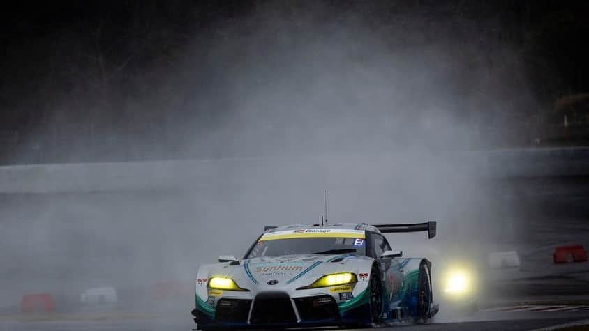 吉本大樹さんのインスタグラム写真 - (吉本大樹Instagram)「25-26 March 2023 #SuperGT official test in #Fujispeedway🗻 Rainy two days in Fuji done.  It was shame we didn’t have any dry session but wet test is also important and we now have better understanding in wet conditions.  Next stop > 2023 Round1 Okayama on 15-16 April🍑 2日間の富士テストを終えました。初日はまだ走れましたが2日目の雨量は安全に走りってデータ収集できる雨量ではありませんでした💦 足元の悪い中見に来てくれた多くのファンの皆さんにはあまり走っているところをお見せできず心苦しいです🙏🏻 今回のウエットテストで良くも悪くも見えてきた部分はあります。 さぁ次は開幕戦！ ドライで試したかったメニューが消化できなかったのは不安材料ですがそれはどこのチームも一緒でしょう。 手応えは感じています…！ 良いスタートダッシュ決めたい！🔥  #SuperGT @supergt_official  #GT300 #LMcorsa #OsakaToyopetGroup #OTG #OTGmotorsports @otggroup_60  #TOYOTA #Supra #GRsupra #GRsupraGT #スプ子 #PETRONAS @petronassyntium  #DUNLOP @dunloptyres_jp @dunlop_motorsport  #しゅんきゅん @shunsuke.kohno」3月26日 16時23分 - hiroyoshimoto