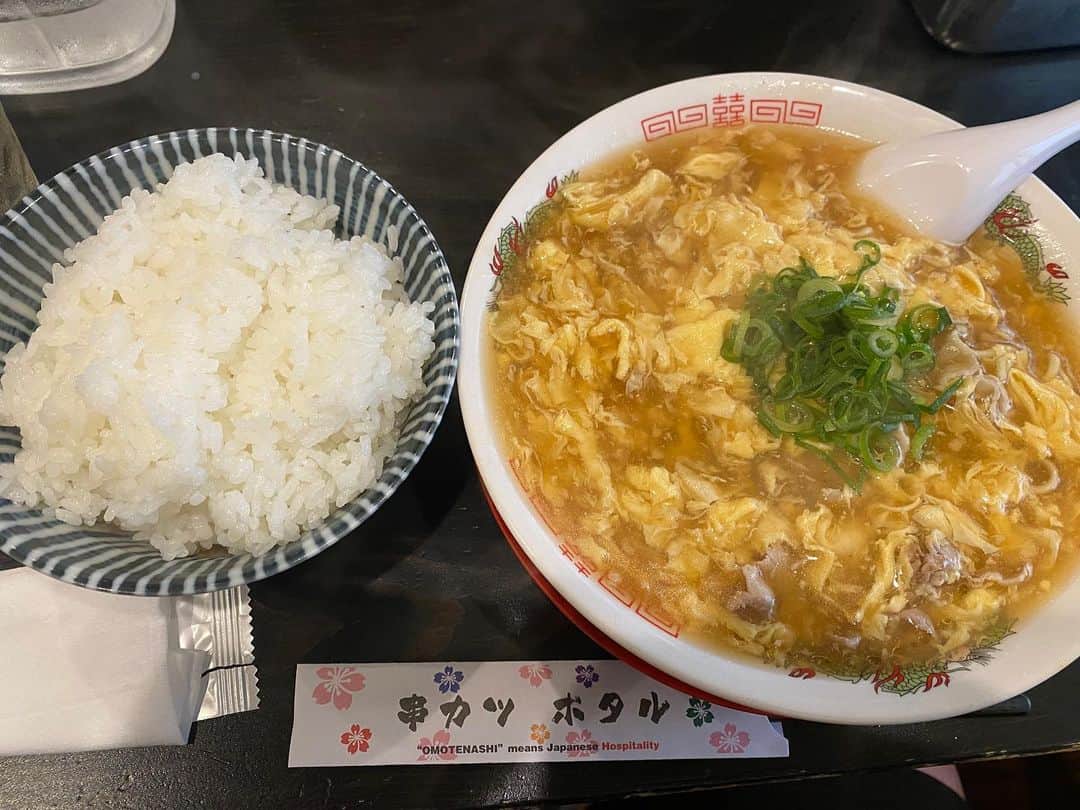 カバのインスタグラム：「本日のでぶ活。  本日はNGK3回公演、チケット全て完売御礼でたくさんのお客さまでした、ありがとうございました️✨ 大入出ました、感謝感謝です️✨  さて！ 本日のでぶ活は、合間に烏川さんに後輩の伊丹くん、松元くんと共にランチ連れてって頂きました！  劇場近くの 串カツ　ホタルさん  初めて行かせて頂きましたが、いい！ここいい！！  烏川さんオススメの 豚肉と玉子とじラーメンセット 串カツ3種＋ご飯大 単品のなっとう串カツ  やったりました！ ヤンチャしたりました！  優しいスープのラーメンにふわふわ玉子と豚肉が合う！そしてご飯が合う！  揚げたての串カツはもちろんソース2度付け禁止！ たっぷり肩まで浸からせた串カツを、米にバウンドさせて食べ、ソースがついた米をかきこむ！これでいっちょ上がり！  追加のなっとう串カツ！うま過ぎる！ 納豆を薄い豚肉で巻いてあるのですが、これ何本でもいける！米欲しなる！ラーメンでもいい！やっぱ米がいい！これは是非頼んでほしい一品！  どれもこれも美味しくて カバッチグー！👍 でした！  また行かせて頂きます、ご馳走様でした🙏️✨  あぁ、痩せたい！！  #吉本新喜劇 #新喜劇 #NGK #なんばグランド花月 #完売御礼 #大入出ました #本日のでぶ活 #でぶ活 #関西グルメ #大阪グルメ #グルメ #ランチ #串カツホタル #串カツ #ホタル #納豆串カツ #おすすめ #お米と一緒にかきこんでほしい #カバッチグー #ご馳走様でした #あぁ、痩せたい #大入の横に #神谷ゴウキ #今井らいぱち #笑ってまう #是非見てほしい」