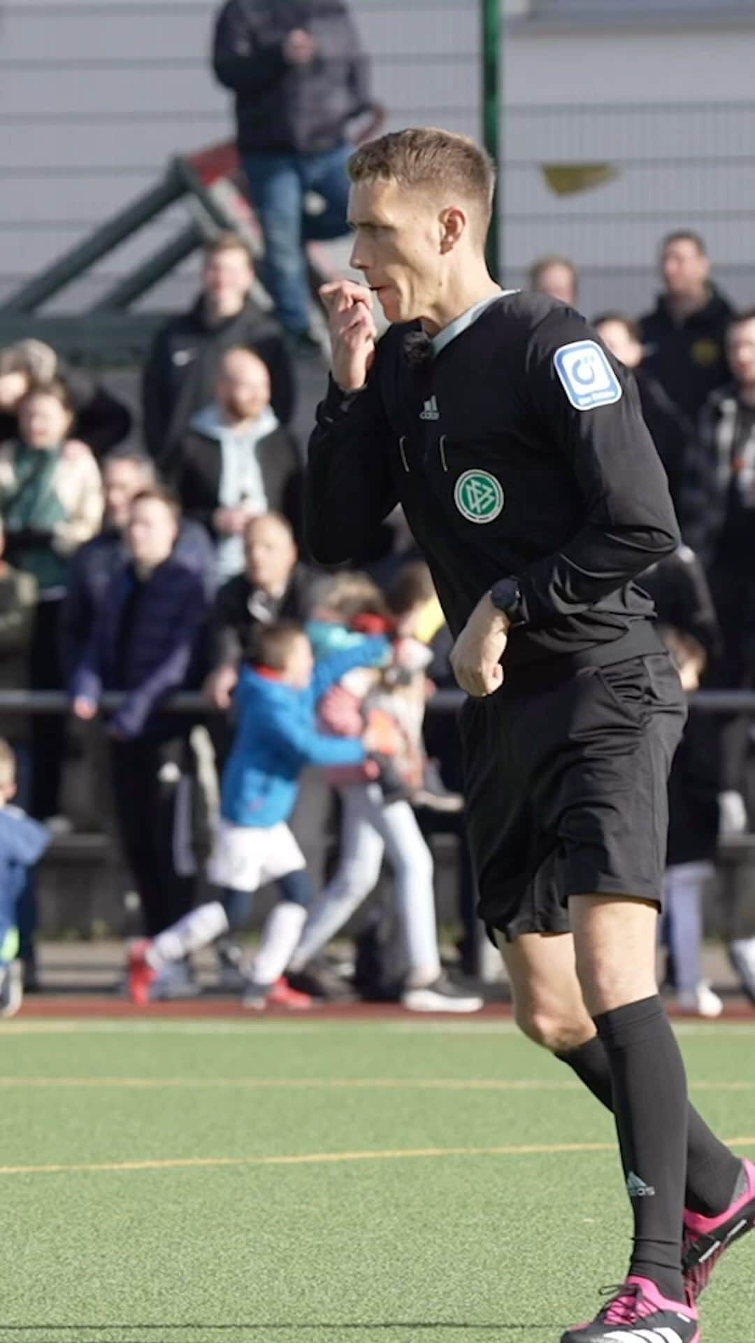 ニルス・ペテルセンのインスタグラム：「#SchiedsrichterFürEinenTag ☑️ ⚽️ #DFB #Bezirksliga #HatSpaßGemacht #Danke #Deniz #Aytekin #AntonStach #Referee #Nierstein #Monnenheim #NP18」