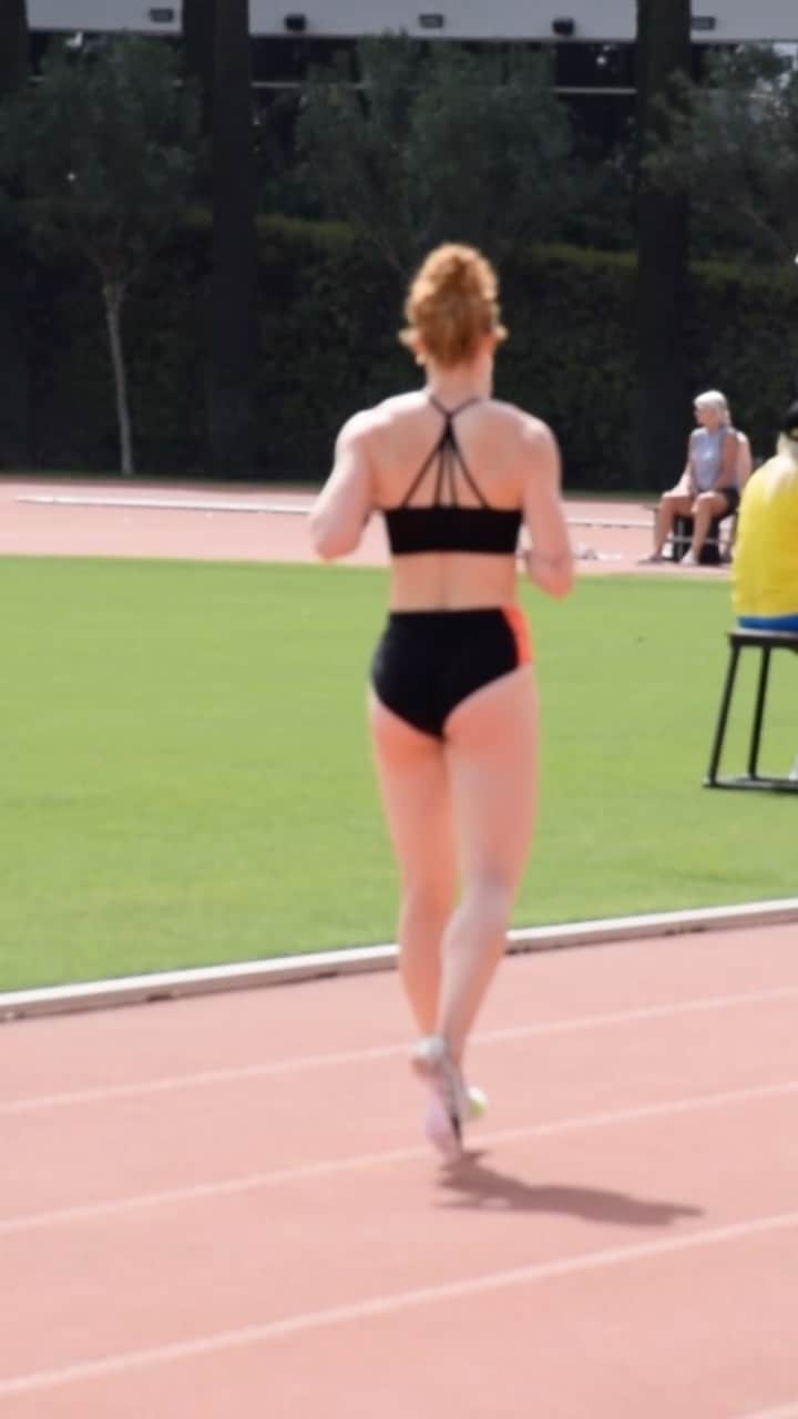 マチルドU・クラマーのインスタグラム：「Next up: 😎🏃‍♀️🌞 🥵💦⚡️」