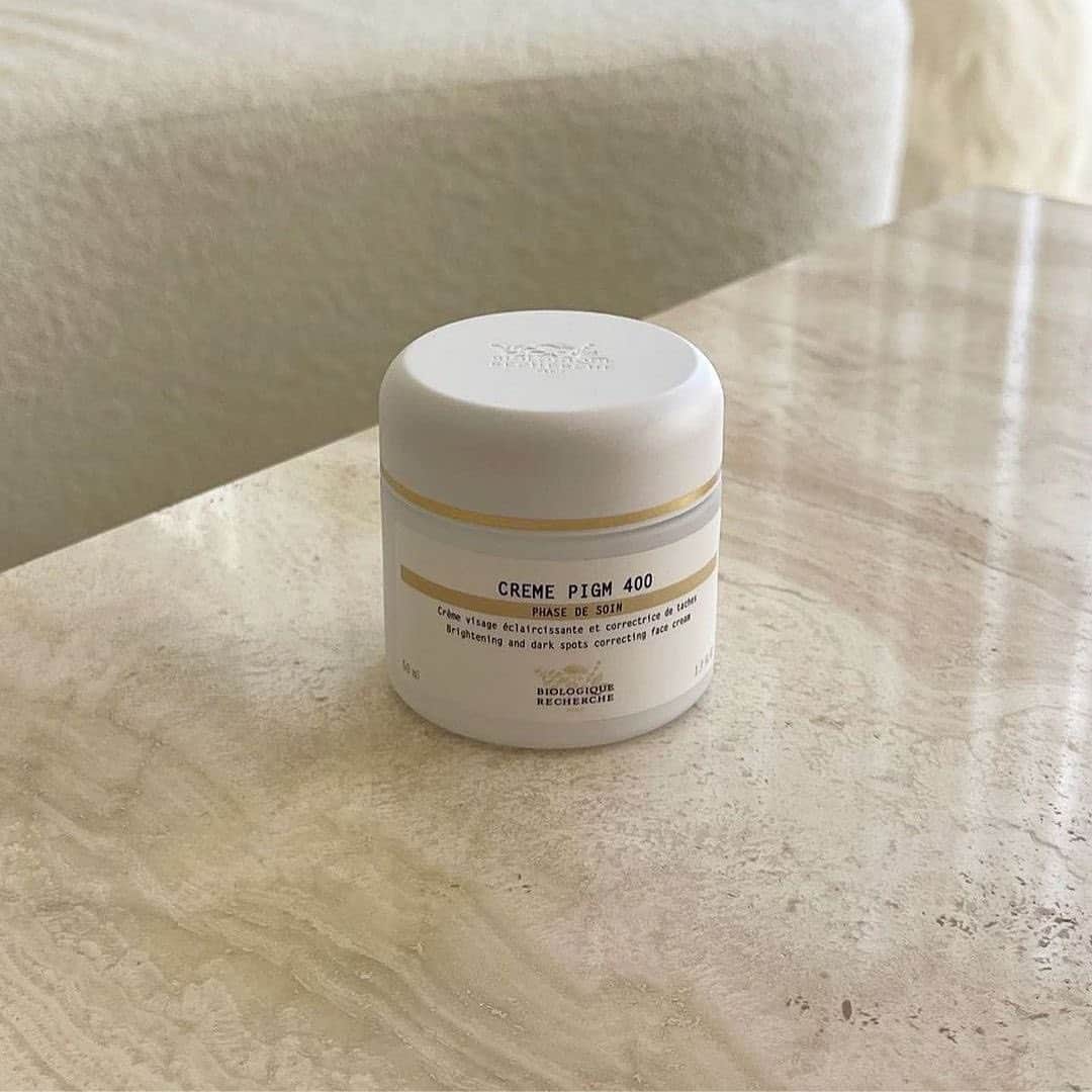 Biologique Rechercheさんのインスタグラム写真 - (Biologique RechercheInstagram)「Our signature glow-in-a-jar cream.   Crème PIGM 400 is our brightening, unifying and pigmentation-correcting cream.  This cream is specially formulated with melanin regulating peptides to reduce the intensity of existing dark spots and to prevent new ones from forming.  Recommended for dull Skin Instants© with uneven pigmentation.  Photo by: @alexislaurencollective @biologique_recherche_us」3月26日 16時32分 - biologique_recherche_sverige