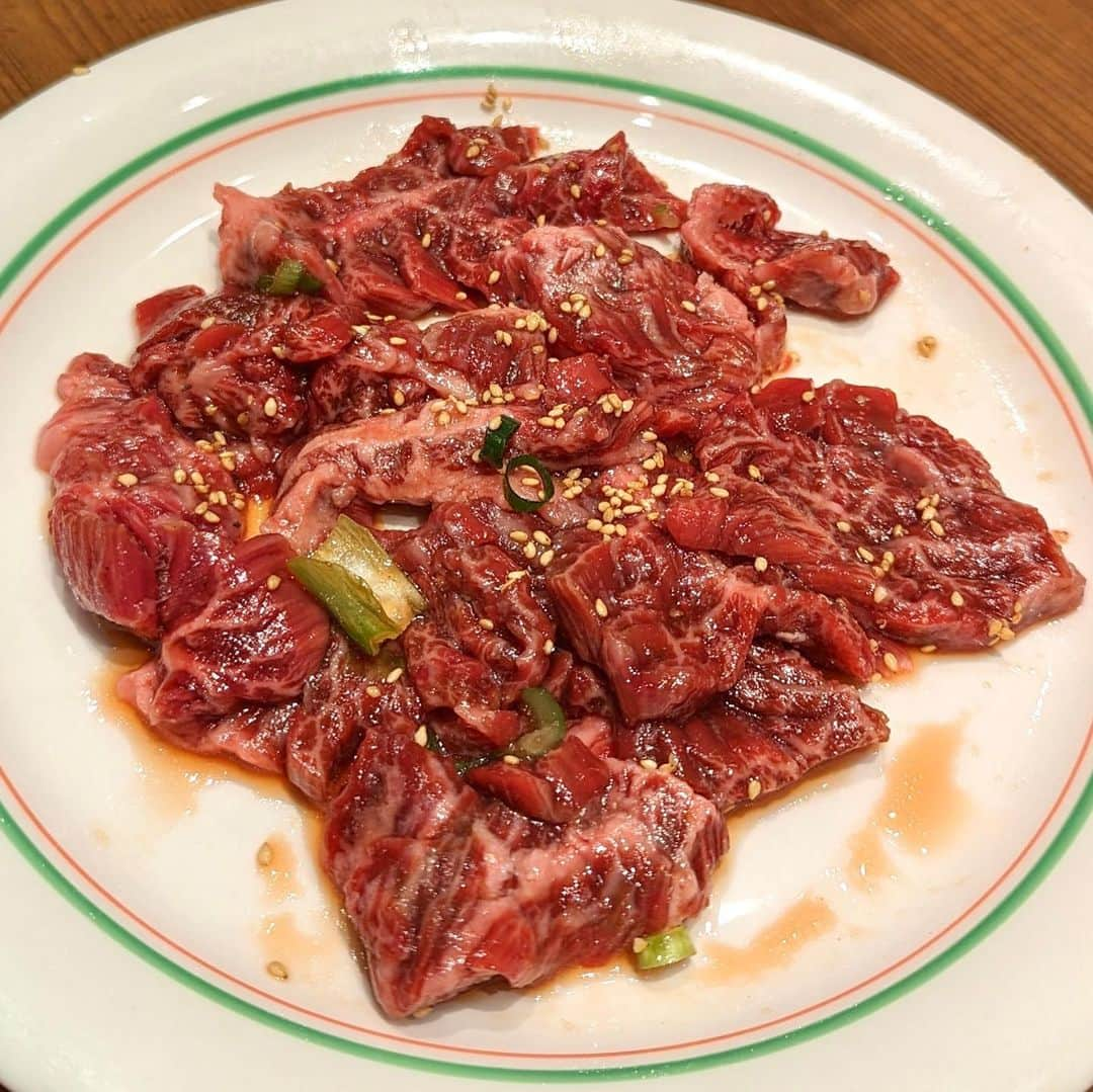 大見さなえさんのインスタグラム写真 - (大見さなえInstagram)「鶯谷『鶯谷園 』☺️🥩 リーズナブルに上質なお肉を ボリューム満点で楽しめる焼肉屋さん🥩 ⁡ タン塩900円、特上ロース1,200円 レバ焼き650円、焼きユッケ1,000円 上ミノ850円など！安い✨ ⁡ この日は売り切れてたけど、前回食べた時 特上タン、特上ヒレも頼みたい一皿🐥 ⁡ 店内賑やかな空間で90分制！ サクッとお肉好き友達と 気軽に焼肉を楽しみたい時に🙆‍♀️ ーーーーーーーーーーーーーーーーーーーー エリア  鶯谷 予算 5,000円〜8,000円 オススメ　特上ロース、特上ヒレ ーーーーーーーーーーーーーーーーーーーー 読んでくださってありがとうございます💓 🔖@tabe_megumi 東京・福岡を中心に 美味しいお店を紹介してます☺️ チェックしてみてね✨ ーーーーーーーーーーーーーーーーーーーー #鶯谷園 #焼肉 #お肉 #yakiniku #コスパ高 #pixelで撮影  #めぐログ_鶯谷 #めぐログ_焼肉 #鶯谷グルメ #特上ロース #東京焼肉」3月26日 16時26分 - tabe_megumi