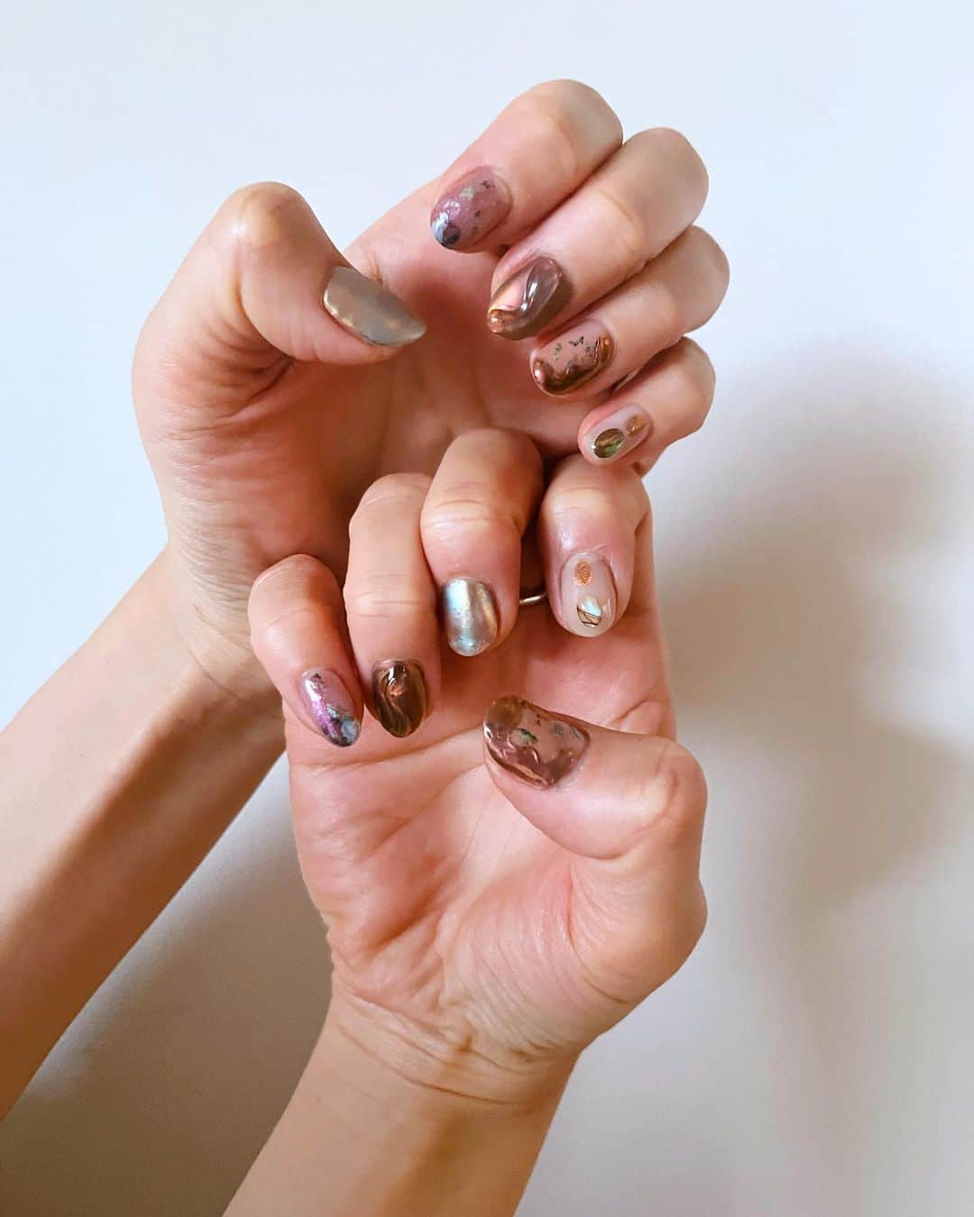 のインスタグラム：「昨日ようやく行けたネイル💅 Inthink × MARTE コラボネイルしてもらいました🔮  可愛い〜✨  全部で4種類あってどれも可愛くて悩みました〜！  悩み悩んで"A"のネイルに。 ミオさん　@inthink_mgr と話せて本当楽しすぎた~‼︎  デザインは @miyoshikaori と @inthink_akane.s の共作です❤️  4/15までです🙌✨✨」