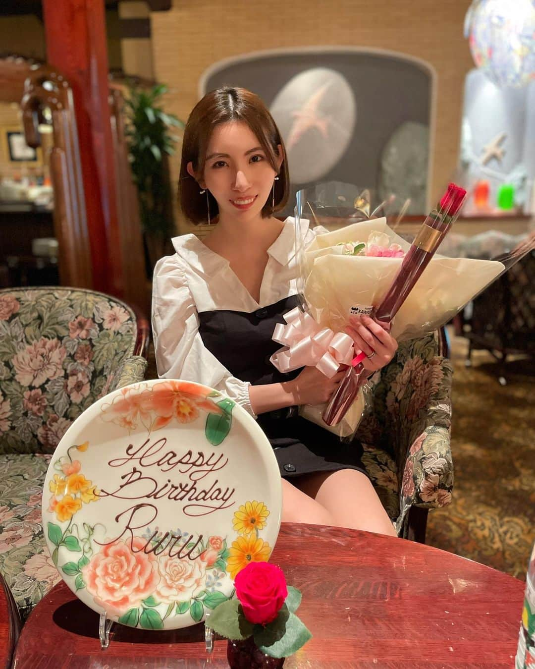 菊池瑠々のインスタグラム：「2023.03.08  無事28歳を迎えました💓 久しぶりに妊婦ではないお誕生日笑 19歳からここで毎年一緒にお祝いしてくれる❤️ これで一緒にお祝いするのは9度目だね😂 そのうち4回は妊婦さんで来てたもんな笑 そう思うとすごいな〜♡  今年は4人の子供達に恵まれ、怒涛の毎日だけど楽しく幸せな日々を過ごさせてもらえて本当に感謝いっぱいです💓 今年からはレイも幼稚園に入学して、みんなどんどん大きくなるな〜！ まだまだこの先長いけどね笑 これからもパワフルで みんなを楽しま✨  #28歳になりました #誕生日#hbd#mybirthday #男の子ベビー #2歳差育児#年子 #4人のママ#4人育児#4児ママ #家族 #男の子ママ#女の子ママ #2歳#4歳#6歳#姉妹ママ　 #年の差夫婦#26歳差夫婦 #ママ#ママモデル#年の差婚 #japanesegirl#family#mama#照片#大宝」