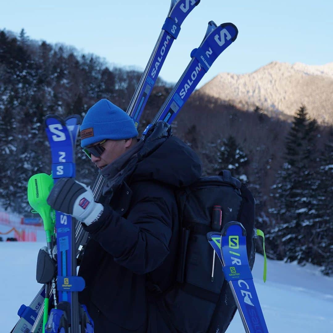 佐々木明のインスタグラム：「✊🏽Alpine ski ✊🏽  ※長々と書いた文が全て消えている。。 Salomonとの歴史について書いたのですが。 10歳で契約、現在41歳。 長い付き合いの中での話を書いたのですが全て消えました。」