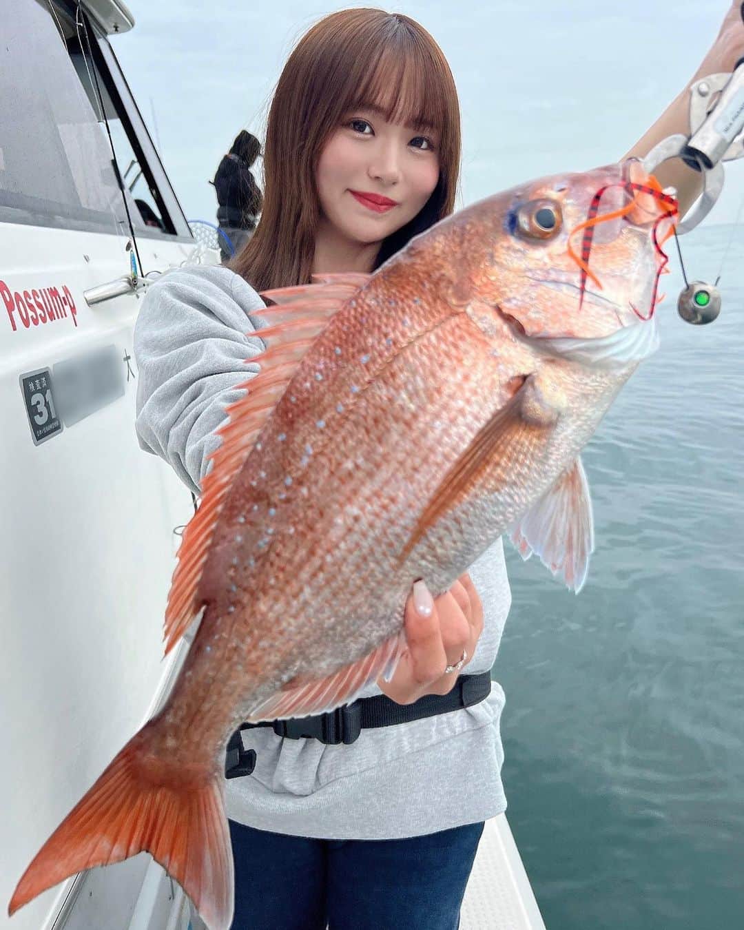 のインスタグラム：「･ 昨日は、明石で一日タイラバ！ ･ ここ最近は数釣れてるし、 ２、３匹は釣れるかな〜って思って行ったら 全くで激シブdayでした！😂 ･ 結果は、桜鯛1匹GET！🌸🌸 ･ もうほんと心折れかけてたから 当たった時思っきりフッキングしてた😂笑 ･ バレずにやり取りできてよかった😊！ 来てくれてありがとう😌♡ ･ Tackle date Rod:SHIMANO 炎月SS B610ML-S Reel:SHIMANO OCEA CONQUEST LIMITED 200PG Line:TORAY Jigging PE Power Game X8 0.8号 Leader:TORAY SMOOTH LOCK+ 12lb  ･ #タイラバ #紀北 #真鯛  #釣りガール #釣り #釣り女子 #fishing #fishinglife  #낚시  #fishinggirls  #instafish #fishingdaily #saltwaterfishing #angler #釣り好きと繋がりたい  #オフショア #ocean #東レ #TORAY #東レモノフィラメント #ソラローム #ジギング  #钓鱼 #shimanofishing #シマノフィッシング」