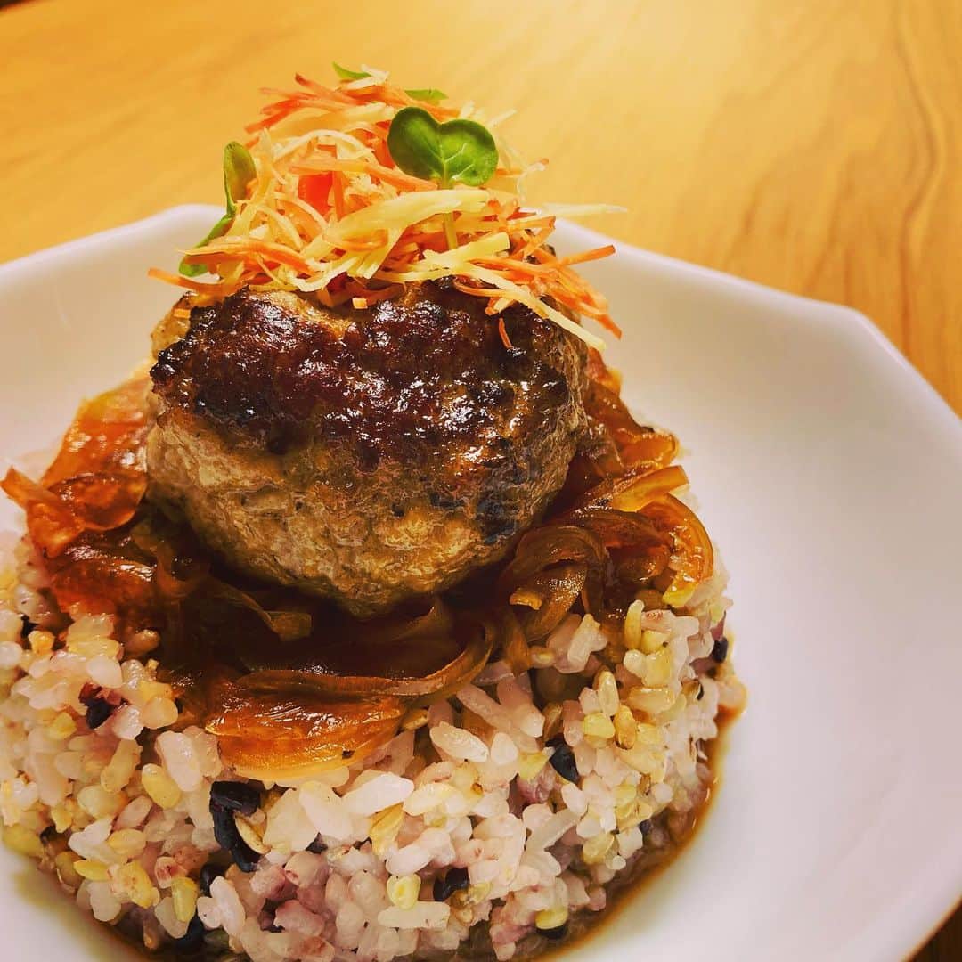 のインスタグラム：「ご飯の上に牛丼風に味付けした玉ねぎ、ハンバーグを乗せて完成。人参と生姜の千切り、かいわれ大根を彩りに。  #男子アナごはん #野沢のグルメシリーズ #玄米#古代黒米 #ハンバーグランチ #ハンバーグ牛丼」