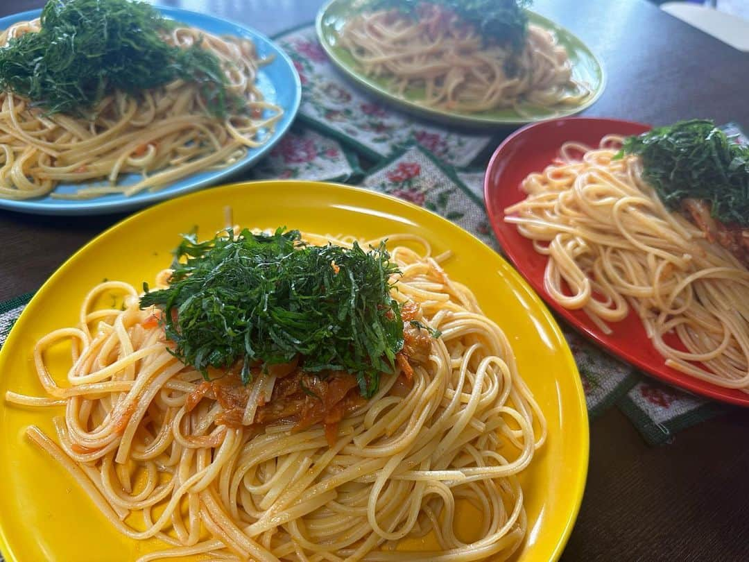 岡本安代さんのインスタグラム写真 - (岡本安代Instagram)「【久々パスタランチ】 日曜日の朝。 10日ぶりに、我が家のキッチンという持ち場についた母やすバーン。  お昼にパスタを作りました。 冷蔵庫クリーンナップ大作戦。  『おお！母上の出来立てごはん、久しぶりだー！！』  みんなとっても喜んでくれました。 大葉をたっぷり乗せて、風味よく。  『美味しいー！』 異口同音、喜びの声を聞くことが出来てありがたき幸せ。  みんなが一斉に頬張る姿は、いくつになっても、やはり絶景。 みんなー、元気でありがとう。  #走り続ける岡本家。 #５人の子育てママウンサー  #フリーアナウンサー  #５人の子育てママウンサー  #岡本安代  #詳しくはブログで」3月26日 16時57分 - okamoto.yasuyo