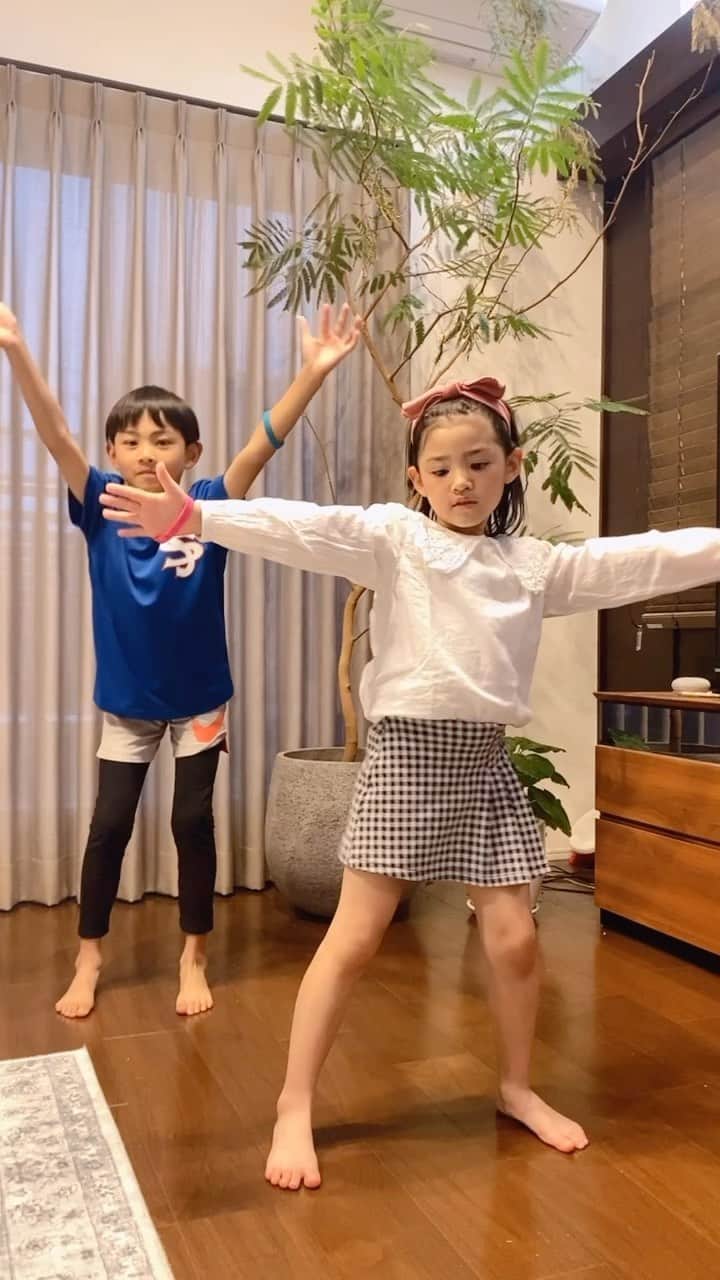 黒宮ニイナのインスタグラム：「流行りのTocaTocaダンス💃 野球少年とダンス少女Ver🥰春休みずっと家にいるので暇つぶしで2人がずっと踊ってるので撮ってみたけど最近の子の情報は本当早いですね😊 お兄ちゃんもノリノリだし、妹もなりきってる💕  #tocatoca #リール動画 #アニメtiktok #ダンス動画 #春休み #兄妹 #野球少年 #ダンス少女 #兄妹ママ #小学生ママ #幼稚園ママ #2児ママ #ママライフ#mamalife #reels」