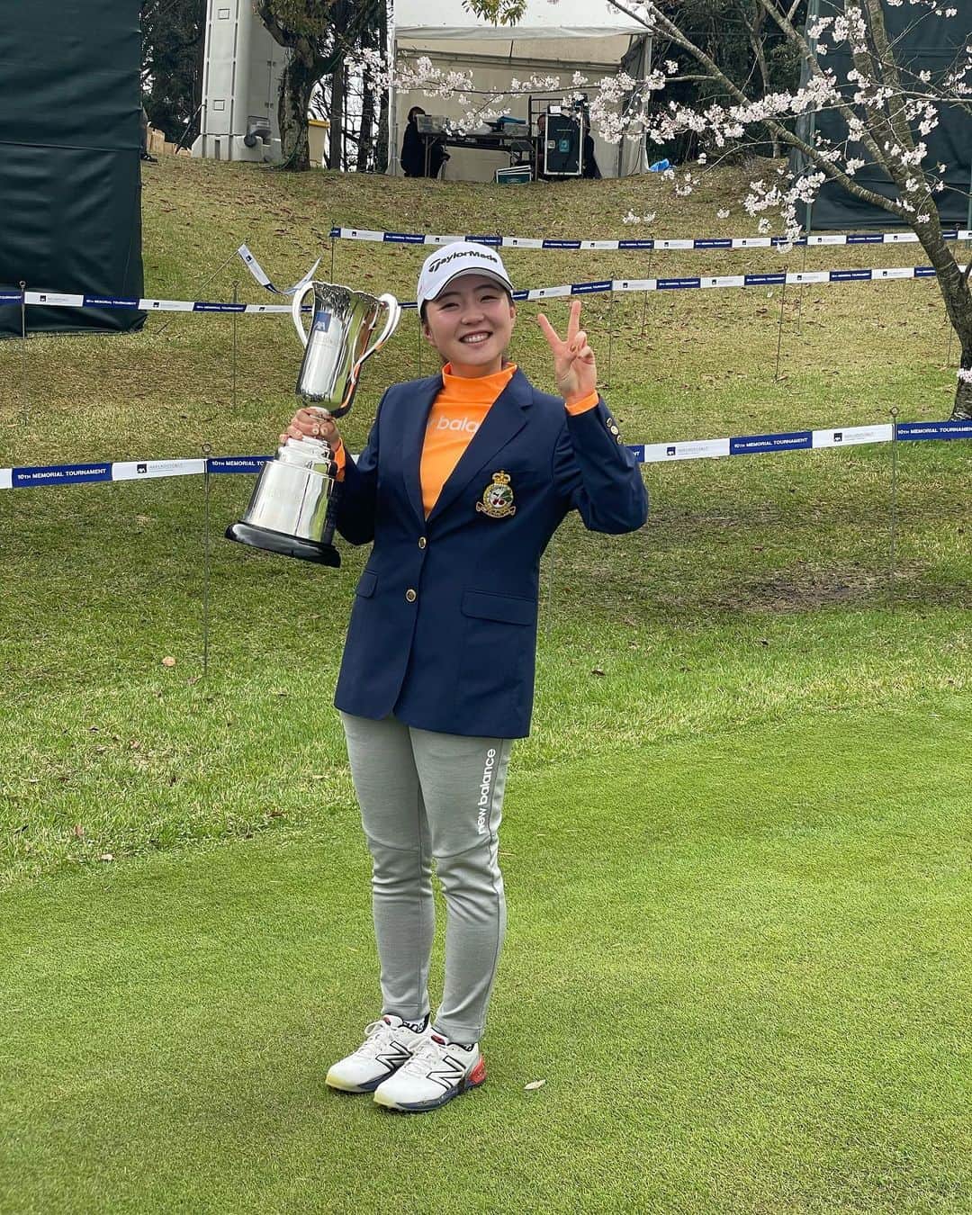 佐伯三貴のインスタグラム：「⛳️アクサレディスゴルフin Miyazaki🌸  レギュラーツアー初のセッティングを担当させて頂きました☺️  全てのクラブを使って攻めてもらう。  ティーグラウンドから頭を使うをテーマにセッティングさせていただきました☺️  そして、私の性格のような振り幅が激しいピンの位置を攻略してくれたのがなんと地元でこれまた嬉しい初優勝となった山内日菜子プロです🥰  本当にいいプレーでした🙌  山内日菜子プロにおめでとうを言いに行った時、山内プロのお父様の独り言が聞こえてきました。  『…夢のようだ。』  本当にそうだと思います。🥺  自分の初優勝を思い出しました🥲  私は『シンデレラガール』っという言葉は嫌いです。  だからこれから彼女にはもっともっと強くなっていって欲しいと思います❣️  日菜子ちゃん、本当におめでとう❤️💙  あと、3日間配信でご一緒させていただき、いつも私を支えてくれる小西綾子さんありがとうございました😭❤️  とても楽しい3日間でした🥰」