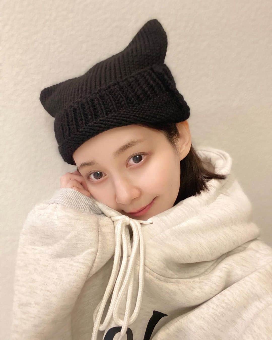 金久保マユ（ぼんぼん）のインスタグラム：「27歳になりました✌︎ 全然新しい写真なかった。笑 　　 これからもよろしくお願いします〜！！ 　　 　　 　　 　　  #ヘアアクセ#ショートヘア#ショートヘアアレンジ#かわいくなりたい#美意識向上#おんなのこ#きょコ#女優#タレント#パーカー#パーカーコーデ#ねこみみ#被写体#モデル#love#animegiri#followforfollowback#live#helloproject#cute#happy」