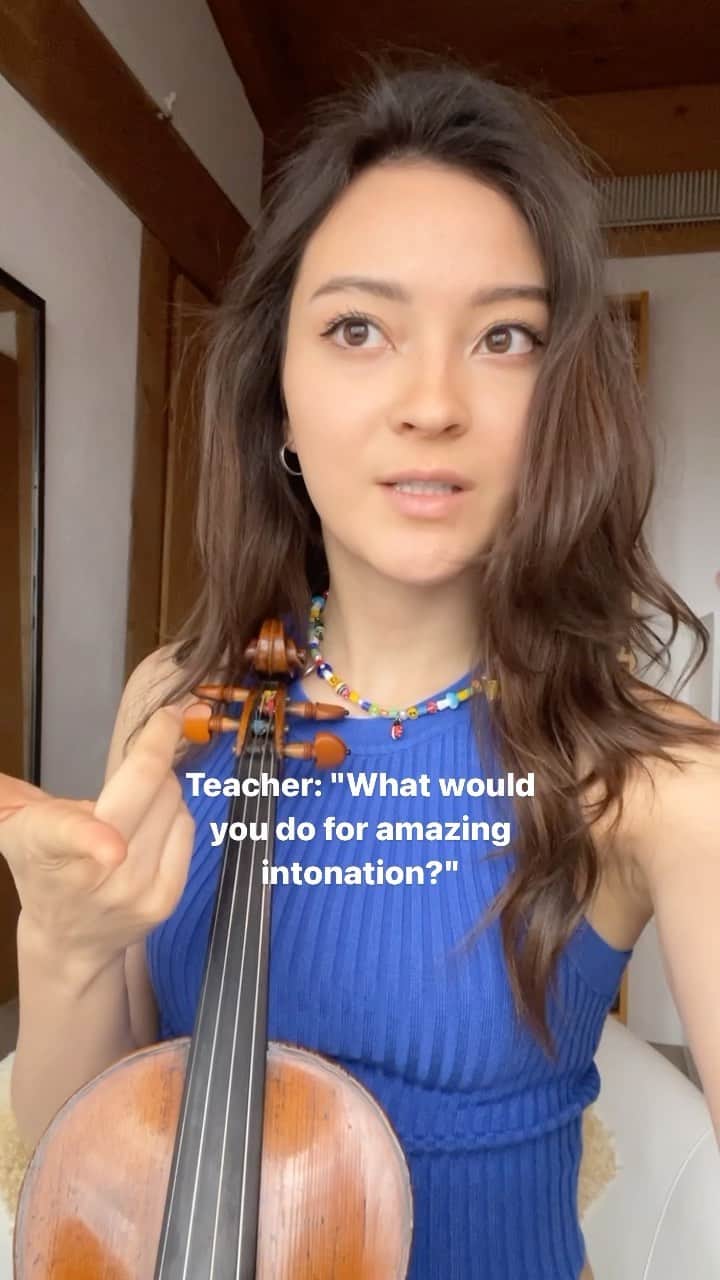 澄那シュトゥーダーのインスタグラム：「it solves 99% of our problems, promise...  ...take this skit with a grain of salt 🙃😂 my students practice scales 💁🏻‍♀️  #classicalmusic #violinistsofinstagram #violinlessons  #violinteacher」