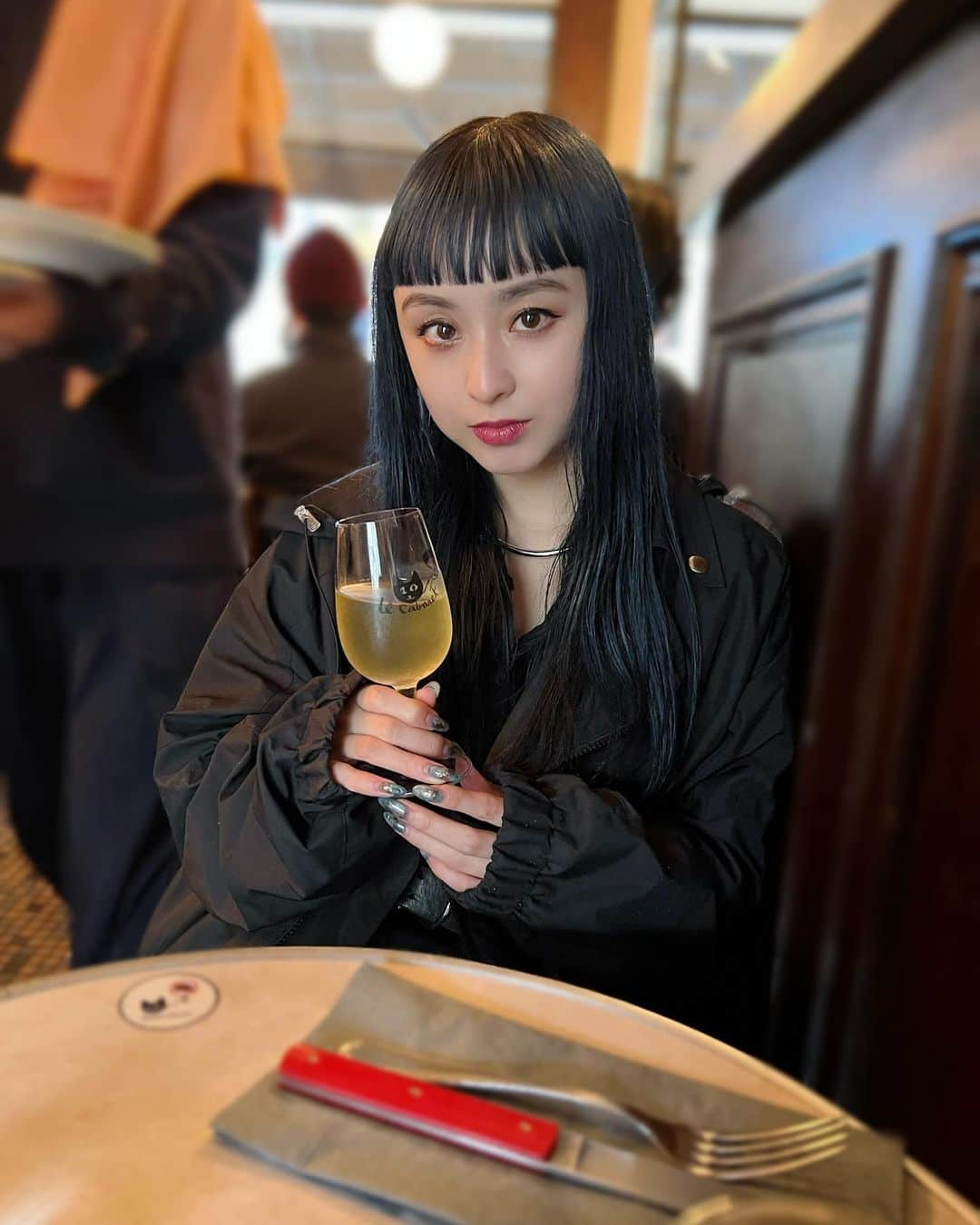 aoiのインスタグラム：「雨の日の昼飲み🍷  今月も #レーザートーニング 行ってきた！ しばらく肌荒れしてないし健康に保たれています🧖🏻‍♀️ @sbeautyclinic #エスビューティークリニック の @dr.y.yumi 先生のもと施術してしていただいてます❄️  #医療痩身 #アンチエイジング」