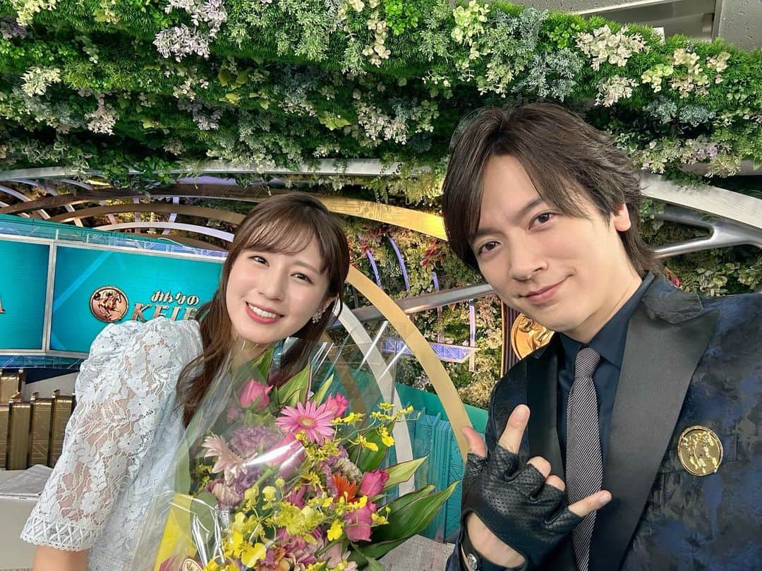 DAIGOのインスタグラム：「今日でみんなのKEIBAから堤アナが卒業しました。  堤アナが新人の頃から馬好王国でお世話になり、みんなのKEIBAでもお世話になり、6年以上一緒に仕事させてもらいました！  仕事ぶりはもちろん素晴らしく、心の底から競馬を楽しみ愛していました。  基本穴予想でした。  リスペクトしかありません。  寂しいですが、またこれからも競馬を楽しんでもらいたいです☺️🏇  本当におつかれさまでした！！  #堤礼実  アナ @reimi_tsutsumi1123  #みんなのKEIBA #馬好王国 #山本昌　さん #佐野　アナ #いつも中継おわりに会話は #最終何からいきます？ #今日もいつも通り #その会話でした笑 #本当にありがとうぃっしゅ！」