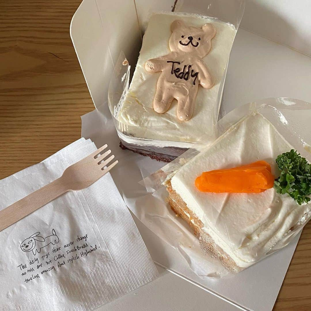 RIiNAのインスタグラム：「🧸🥕  . . . #한국 #카페 #카페스타그램 #케이크」