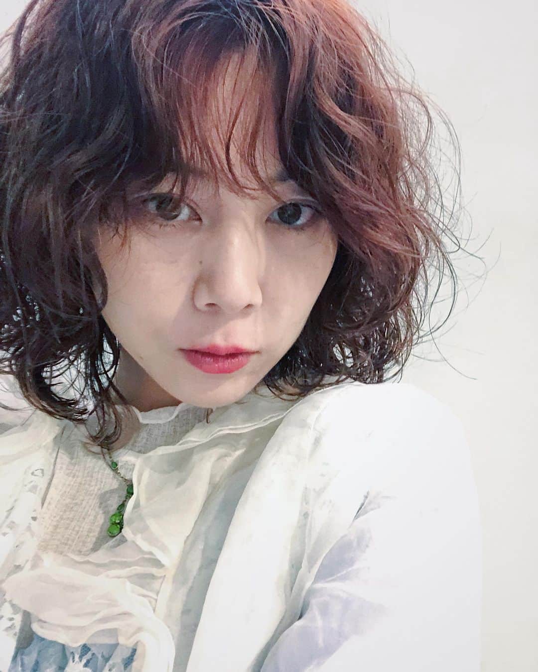 木村仁美のインスタグラム：「hello🐾🦋　髪の毛チェンジしました✴︎  最近は、ドライヘッドスパ&占いカウンセリングのトータルヒーリングサロン プシュケ @psyche_chami  を、はじめたりドタバタしてるけど、幸せは日々を過ごしてます🌿🕊  季節の変わり目でもあり、心機一転も込めて赤髪×ボブパーマにしました🌷  ふんわりふわふわくるくるで嬉しい☺️  いつもお世話になっている、worksのダイスケさん(@works_daisuke )めちゃcuteにして下さりありがとうございます✂︎🌟  4月に向けて、走っております🐇🌸  桜の季節は自律神経も、乱れやすい時期なので、ハーブティーでほっと一息ついたり、あったかくなってきたとはいえ身体を温めることを忘れずに🛁などに浸かりましょう❁  良い春になりますよう…⛪️✴︎  2023.3.26 chami」