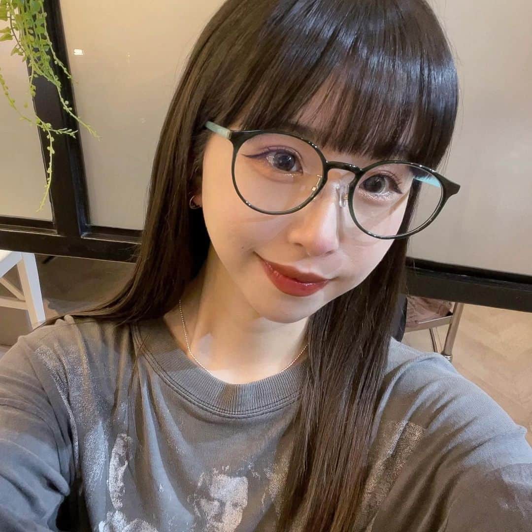 とくいちょまのインスタグラム：「@rrsalon_ @rrsalon.aoyama   乾燥がすごく気になって、水素2倍でトリートメントしていただき、ぱっつん前髪も大復活〜✌️  初のシリカ頭浸浴、大感動❤︎ 極上のリラックスタイムなの‼︎  @saki_kono_  さきさんありがとうございます❤︎ お話もいつも楽しくて癒しの時間😌照 サマータイムレンダ観てください！笑  #頭浸浴 #髪質改善 #水素トリートメント」
