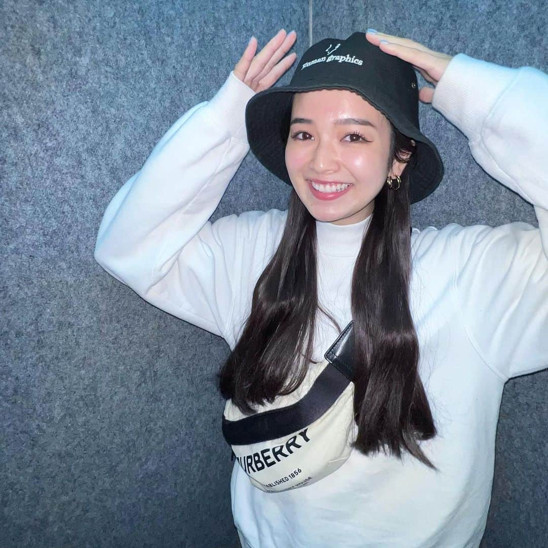 富久美玲のインスタグラム：「_ . 帽子を改造しました🪡 . ウィッグ付帽子のニット帽が冬仕様で さすがに暑すぎたので毛だけ取って バケハに付け変えちゃいました😏✌️ . もうこれで年中気にせずかぶれるので 毛が終わるまで使いまくるw .」