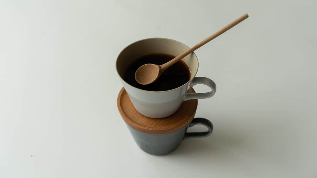 cafe_no_maさんのインスタグラム写真 - (cafe_no_maInstagram)「coffee jelly so far☕️  When the weather gets a little sweaty, I always keep some well-chilled coffee jelly in the fridge.  The cool sensation on the palate is so pleasant that it has become a regular after-dinner snack. As it has become a habit, the recipe has become simpler and simpler. The standard style now is to add syrup to taste on top, without sweetening. Since the jelly is in the mouth for a longer time, the difference in coffee flavor is more noticeable. It is recommended for coffee lovers because it is easy to make and can be freely adjusted to your own taste.  少し汗ばむ陽気になると、 冷蔵庫によく冷えたコーヒーゼリーを常備します。  口当たりの冷たさが心地よく食後に食べるのが定番に。 習慣化するにつれて、どんどんレシピはシンプルに。甘味は入れず、上から好みでシロップをかけるのが今の定番スタイルです。 ゼリーは口に含んでいる時間が長いので、コーヒーの味の違いをより顕著に感じます。手軽に作れて、自分好みに自在に調整できるのでコーヒー好きの方におすすめです。」3月26日 17時24分 - cafe_no_ma