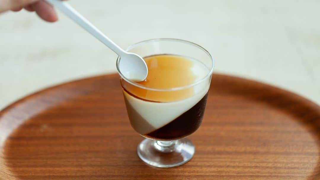 cafe_no_maさんのインスタグラム写真 - (cafe_no_maInstagram)「coffee jelly so far☕️  When the weather gets a little sweaty, I always keep some well-chilled coffee jelly in the fridge.  The cool sensation on the palate is so pleasant that it has become a regular after-dinner snack. As it has become a habit, the recipe has become simpler and simpler. The standard style now is to add syrup to taste on top, without sweetening. Since the jelly is in the mouth for a longer time, the difference in coffee flavor is more noticeable. It is recommended for coffee lovers because it is easy to make and can be freely adjusted to your own taste.  少し汗ばむ陽気になると、 冷蔵庫によく冷えたコーヒーゼリーを常備します。  口当たりの冷たさが心地よく食後に食べるのが定番に。 習慣化するにつれて、どんどんレシピはシンプルに。甘味は入れず、上から好みでシロップをかけるのが今の定番スタイルです。 ゼリーは口に含んでいる時間が長いので、コーヒーの味の違いをより顕著に感じます。手軽に作れて、自分好みに自在に調整できるのでコーヒー好きの方におすすめです。」3月26日 17時24分 - cafe_no_ma