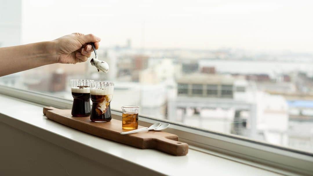 cafe_no_maさんのインスタグラム写真 - (cafe_no_maInstagram)「coffee jelly so far☕️  When the weather gets a little sweaty, I always keep some well-chilled coffee jelly in the fridge.  The cool sensation on the palate is so pleasant that it has become a regular after-dinner snack. As it has become a habit, the recipe has become simpler and simpler. The standard style now is to add syrup to taste on top, without sweetening. Since the jelly is in the mouth for a longer time, the difference in coffee flavor is more noticeable. It is recommended for coffee lovers because it is easy to make and can be freely adjusted to your own taste.  少し汗ばむ陽気になると、 冷蔵庫によく冷えたコーヒーゼリーを常備します。  口当たりの冷たさが心地よく食後に食べるのが定番に。 習慣化するにつれて、どんどんレシピはシンプルに。甘味は入れず、上から好みでシロップをかけるのが今の定番スタイルです。 ゼリーは口に含んでいる時間が長いので、コーヒーの味の違いをより顕著に感じます。手軽に作れて、自分好みに自在に調整できるのでコーヒー好きの方におすすめです。」3月26日 17時24分 - cafe_no_ma