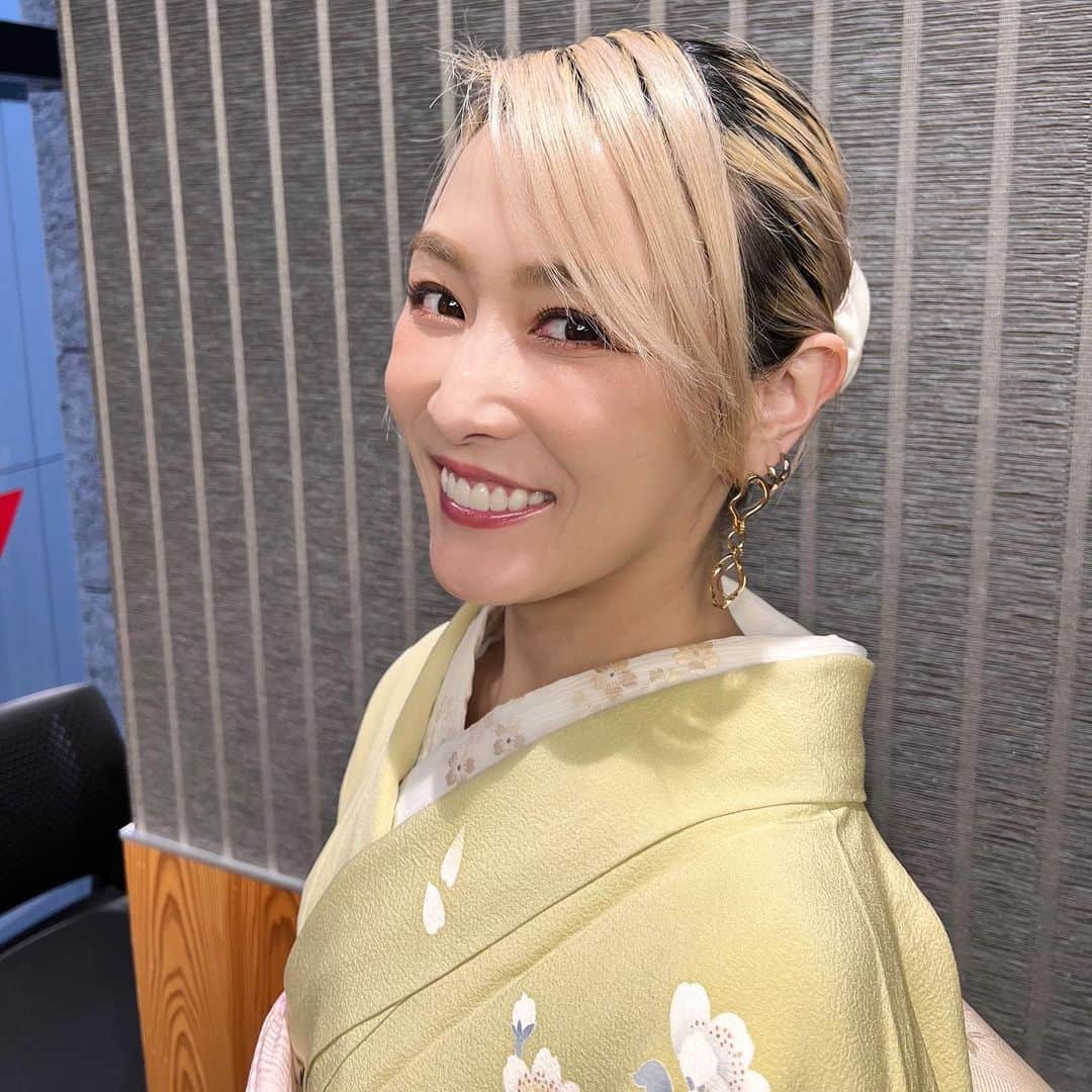 のインスタグラム：「昨日は映画『墨田川　華いちりん』の舞台挨拶でした☺️ 着物のお衣装👘金髪でも似合うかな？😂 映画の本編もとても綺麗な映画で見入ってしまいました✨ 来年公開！お楽しみに☺️✨ . Yesterday was the stage greeting for the movie "Sumidagawa Hanaichirin"☺️  Kimono costume 👘Does blonde hair look good on me? 😂  I saw this movie it was in very beautiful movie✨  Released next year!  Look forward to it ☺️✨ . #墨田川華いちらん　#映画　#movie  #cinema  #杏さゆり　#SayuriAnzu」