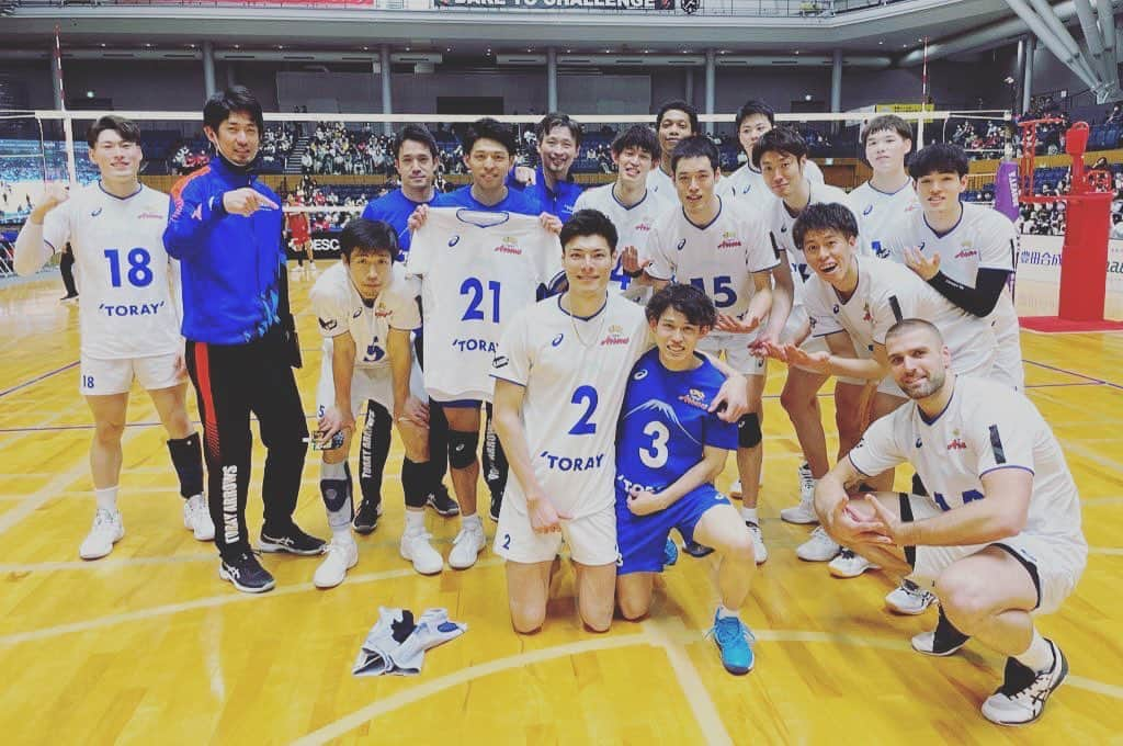 富田将馬さんのインスタグラム写真 - (富田将馬Instagram)「23勝13敗でリーグ戦を終えました。 また届かなかったファイナル。 何が足りなかったのか、チームに貢献するために何をすべきだったのか、もう一度考え直して次に繋げたいと思います。 個人的には課題が山積みなので、まずはしっかり休んで練習に励みます。 ・ 応援してくださったファンの皆さん、ホームゲームだけではなく、様々な会場での応援や画面越しからの応援ありがとうございました！🔥 これからも皆さんの力が必要なのでよろしくお願いします💪🏻 ・ #Vリーグ #東レアローズ #心はひとつ」3月26日 17時27分 - shoma_tomita