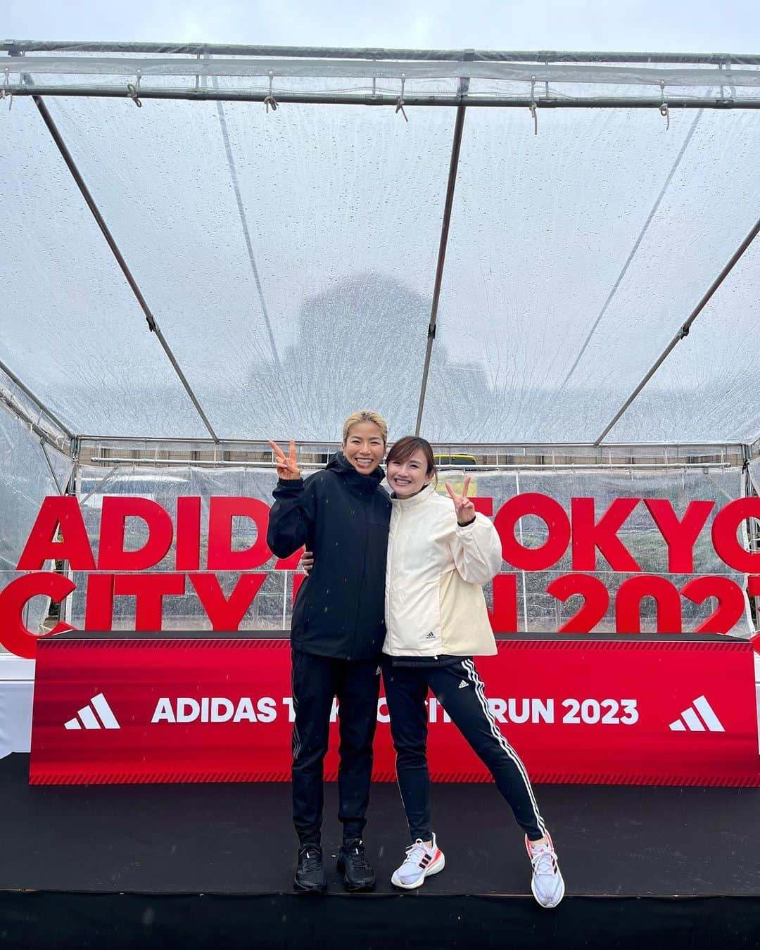 湯田友美さんのインスタグラム写真 - (湯田友美Instagram)「5K RACE❤️‍🔥 #adidastokyocityrun2023 「走りたい」だけあればいい。をコンセプトに、日本陸連公認コースで5kmのレース🔥  ゲストは、アディダス契約選手の新谷仁美選手😁 市民ランナーから、大学生、実業団ランナーまで参加して、雨の中、盛り上がりました🔥🔥  私は、MCで盛り上げ係📣 終了後は、この日のために来てくれていた人力車にユリアと乗せてもらって、帰ったよ🤣  アディダスの大会は、会場も参加賞のティシャツも、メダルまでも(木でできてた🫶🏻)、全てがかっこよくて最高！！  #adidasrunning #adidasrunnerstokyo @adidastokyo」3月26日 17時31分 - yudatomomi