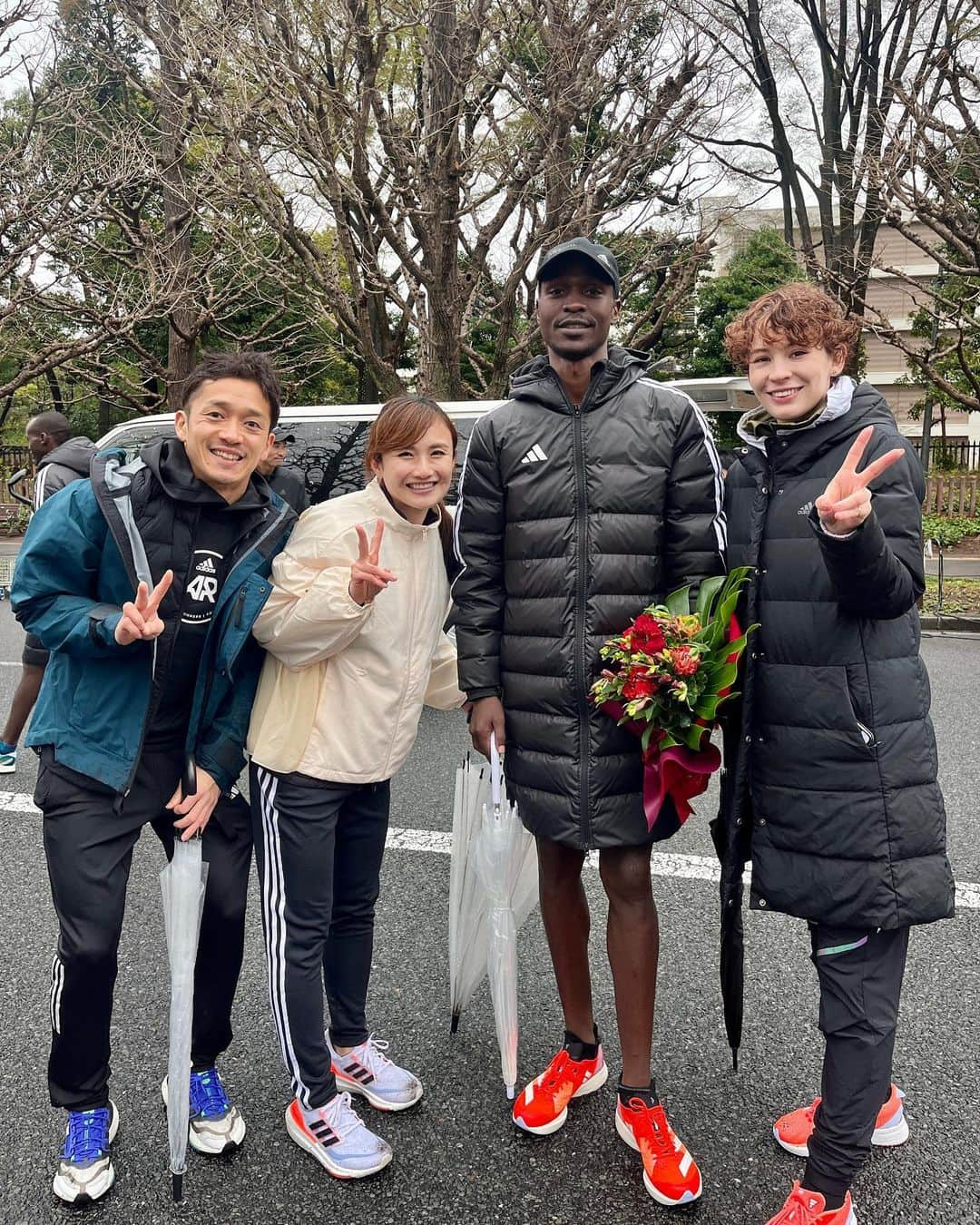 湯田友美さんのインスタグラム写真 - (湯田友美Instagram)「5K RACE❤️‍🔥 #adidastokyocityrun2023 「走りたい」だけあればいい。をコンセプトに、日本陸連公認コースで5kmのレース🔥  ゲストは、アディダス契約選手の新谷仁美選手😁 市民ランナーから、大学生、実業団ランナーまで参加して、雨の中、盛り上がりました🔥🔥  私は、MCで盛り上げ係📣 終了後は、この日のために来てくれていた人力車にユリアと乗せてもらって、帰ったよ🤣  アディダスの大会は、会場も参加賞のティシャツも、メダルまでも(木でできてた🫶🏻)、全てがかっこよくて最高！！  #adidasrunning #adidasrunnerstokyo @adidastokyo」3月26日 17時31分 - yudatomomi