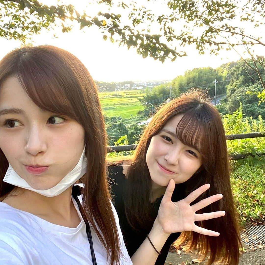 鈴木 みな・まりあのインスタグラム：「・ 肌が揺らぐこの時期に @two.tokyoさんで お肌と頭皮のケアを💆🏻‍♀️ 本当に丁寧に細かくヒアリングをしてもらい 頭もすっきりして癒される空間でした🌿 お肌の効果も10日くらいで出るみたいだからとっても楽しみ☺️  最近は全く同じものではなくて色違いでお揃いのものが増えてきて、大人っぽさと可愛いさを兼ね備えているこのバックは最近のお気に入り👜♡大容量なのも嬉しい〜！ @polene_paris」