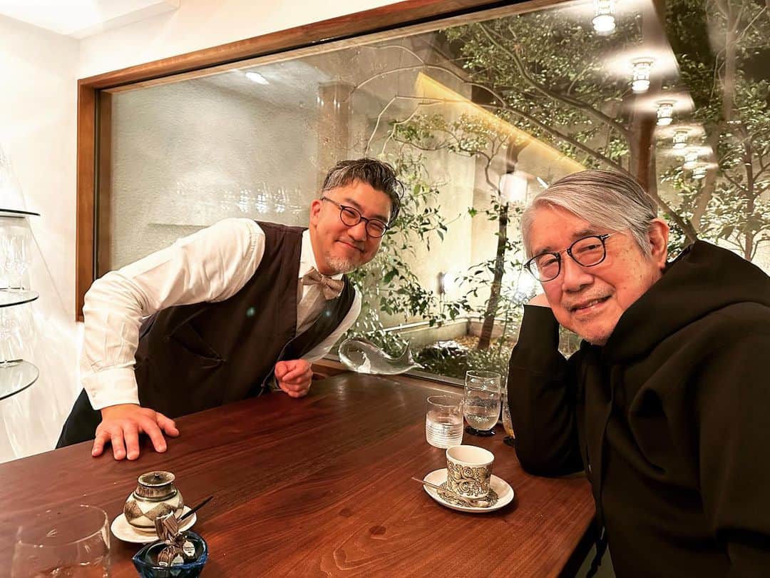 松本隆さんのインスタグラム写真 - (松本隆Instagram)「室町通りのvena。半径500mというミニコミ誌の編集長の円城さん、オークラの福島くん。2人はバンドもやってる。ホワイトアスパラが美味しかった。」3月26日 17時31分 - takashi_matsumoto_official