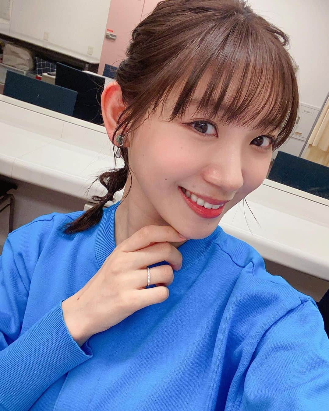 小林茉里奈のインスタグラム：「💙 金曜日のバリはや衣装👗 めずらしくカジュアルな雰囲気でした〜😊  髪型も合わせてカジュアルな三つ編みねじねじヘアに🫶🏻  さて、バリはやラスト1週間楽しんでいきます😆✨  #それでは #おやすみなさい #18時就寝  #fbs #福岡放送 #朝番組 #バリはや #アナウンサー #小林茉里奈 #衣装 #アナウンサー衣装 #アナウンサーコーデ」